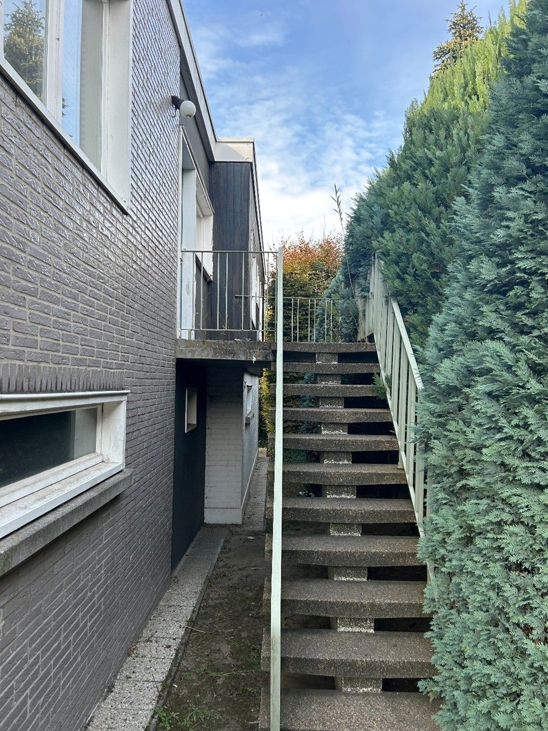 Stevige architectenwoning op toplocatie te koop in het Villapark in Waregem. Uniek renovatieproject! foto 3