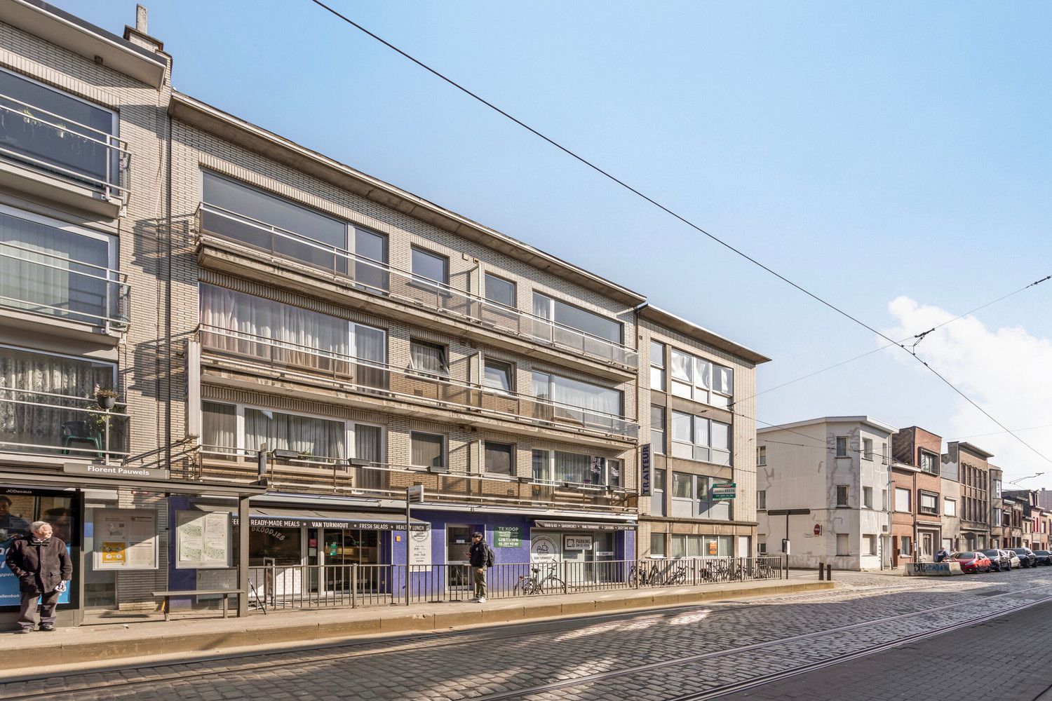 Centraal gelegen lichtrijk en ruim te renoveren appartement met 2 slaapkamers en terras. foto 1