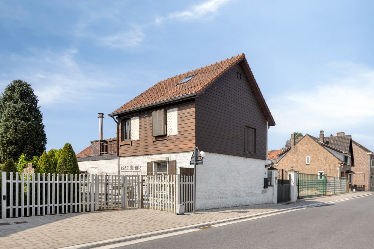 Karaktervolle woning op ruim perceel in Neerharen/Lanaken foto 2