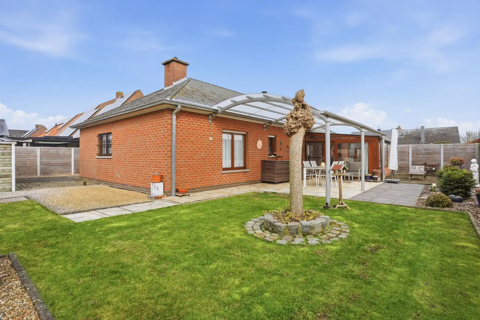 Alleenstaande bungalow met garage en tuin  op 684 m² foto 2
