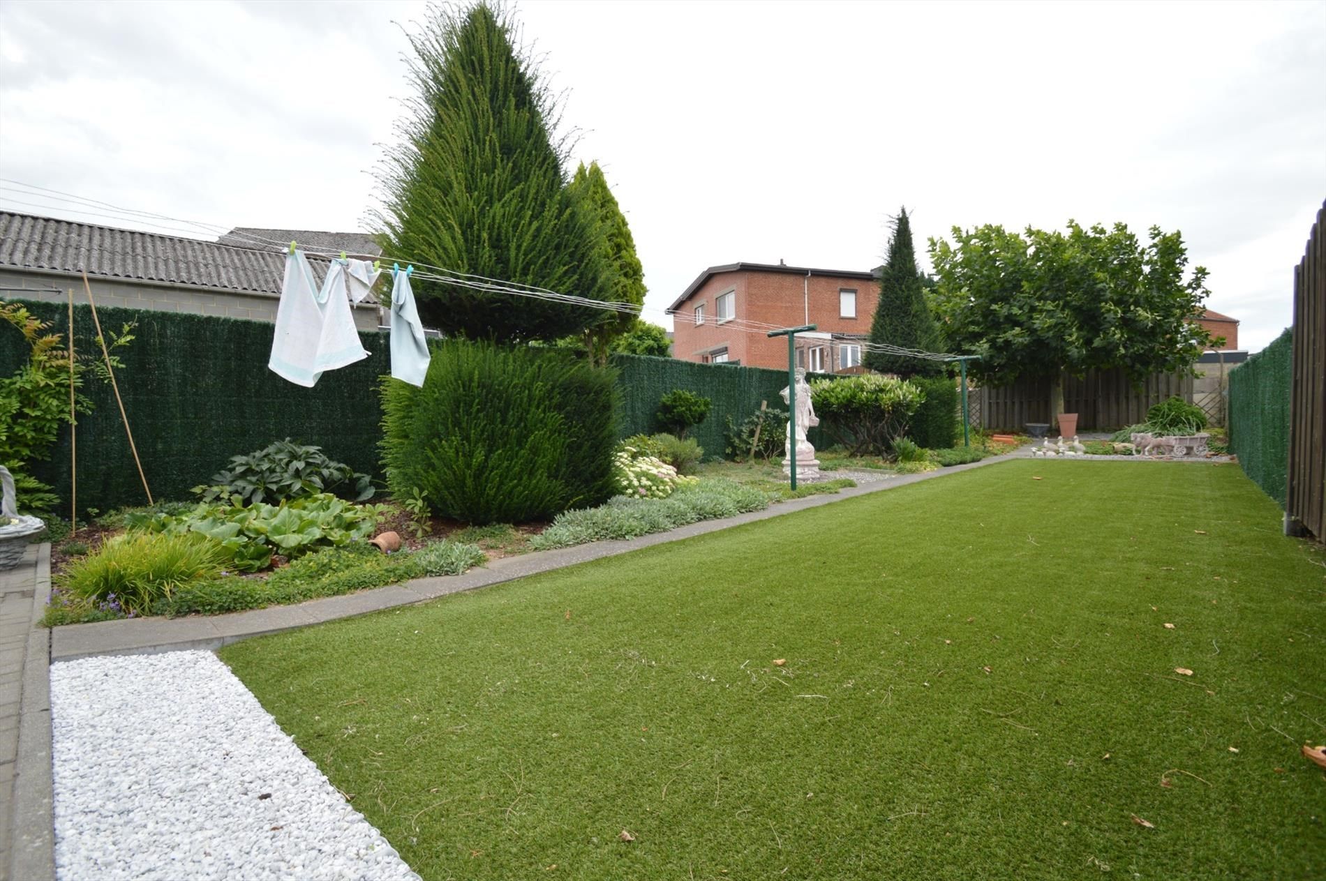 Verzorgde halfopen woning met drie slaapkamers en tuin  foto 2