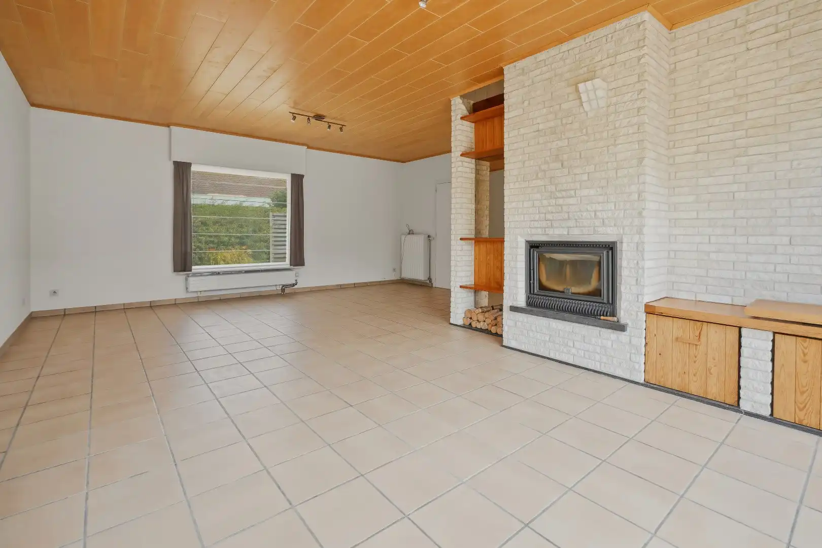 Rustig gelegen open bebouwing (type bungalow / gelijkvloerswoning) met 3 slaapkamers en prachtige tuin te Diksmuide. foto 4