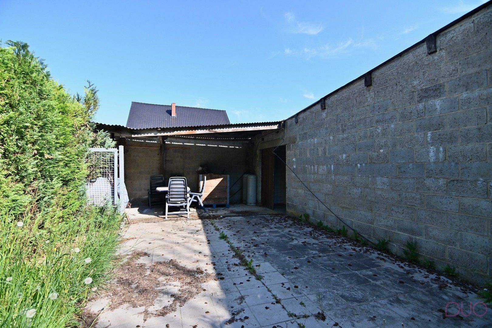 Ruime open bebouwing met 4 slaapkamers en achterliggende loodsen foto 23