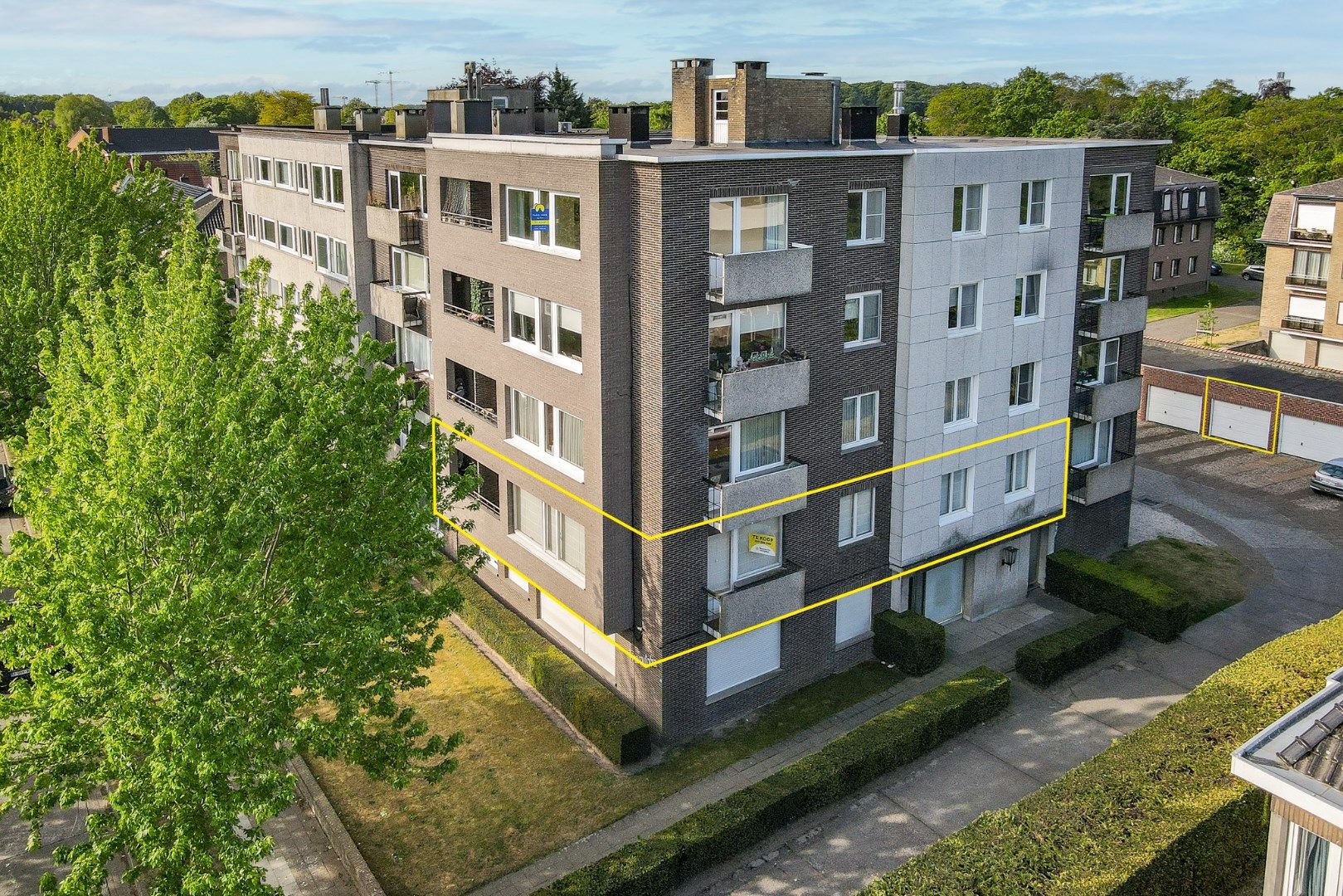 Ruim appartement op toplocatie met 3 slpks én garage in Sint-Andries foto {{pictureIndex}}