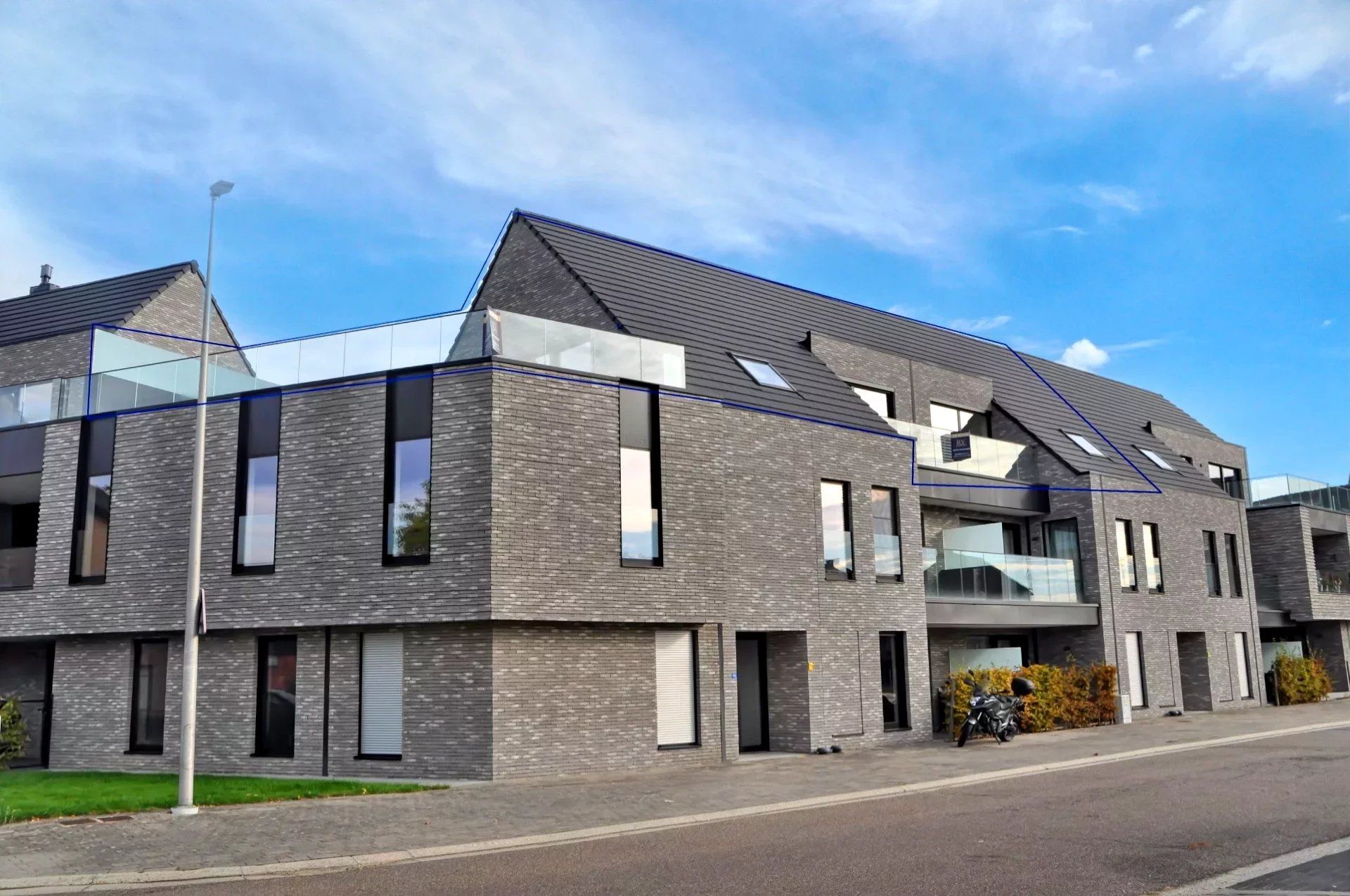 EXCLUSIEF EN KWALITATIEF NIEUWBOUWAPPARTEMENT VAN 163 M² MET 3 SLPK'S, 2 BADK'S EN RIANTE TERRASSEN IN MUNSTERBILZEN foto {{pictureIndex}}