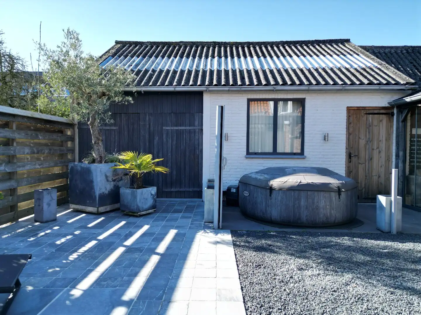 Instapklare twee-onder-een-kapwoning met uitbouw, luxe overkapping en zonnige tuin op het westen  foto 38