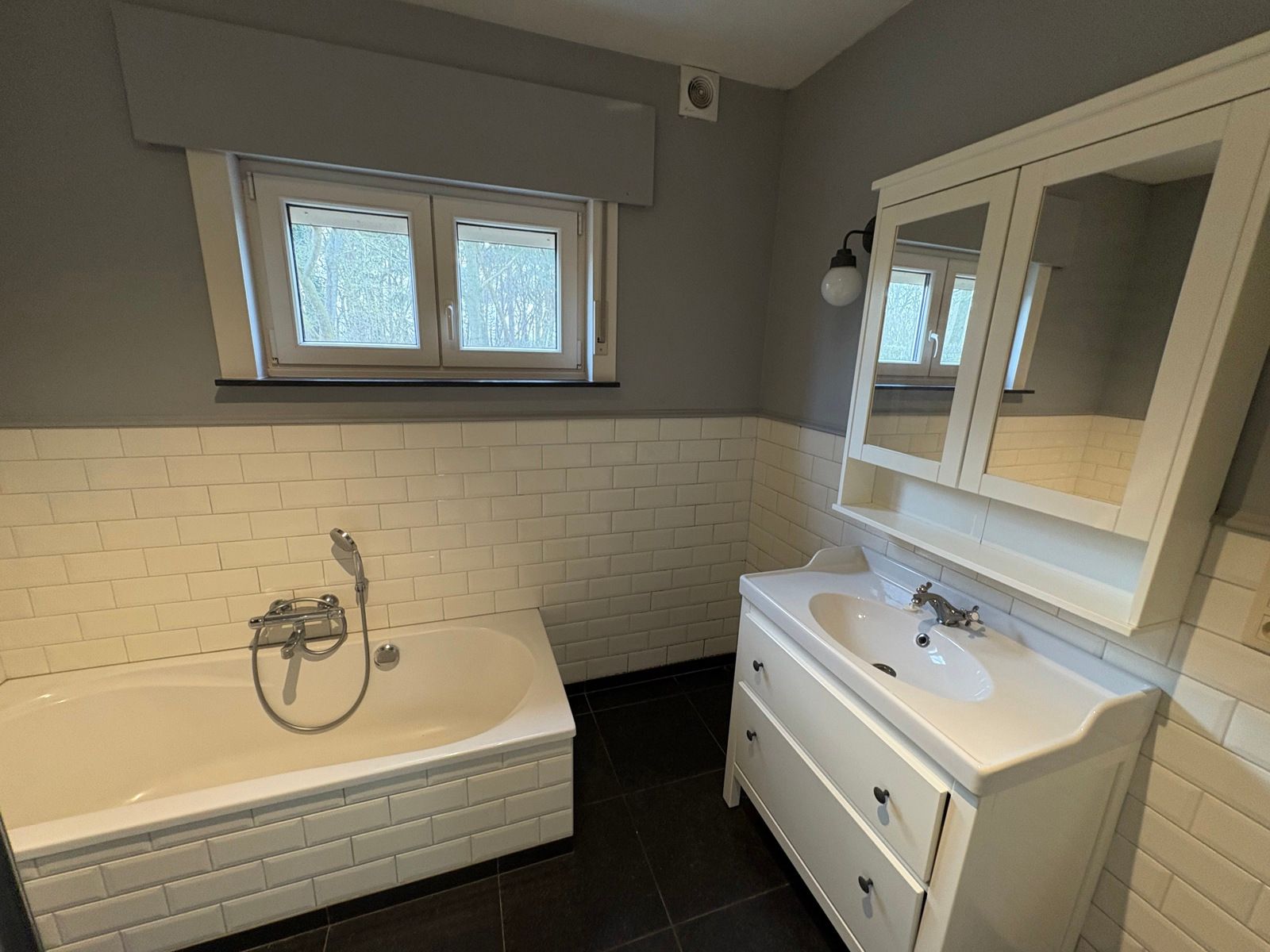 Open bebouwing met 3 slaapkamers, tuin en inpandige garage.  foto 3
