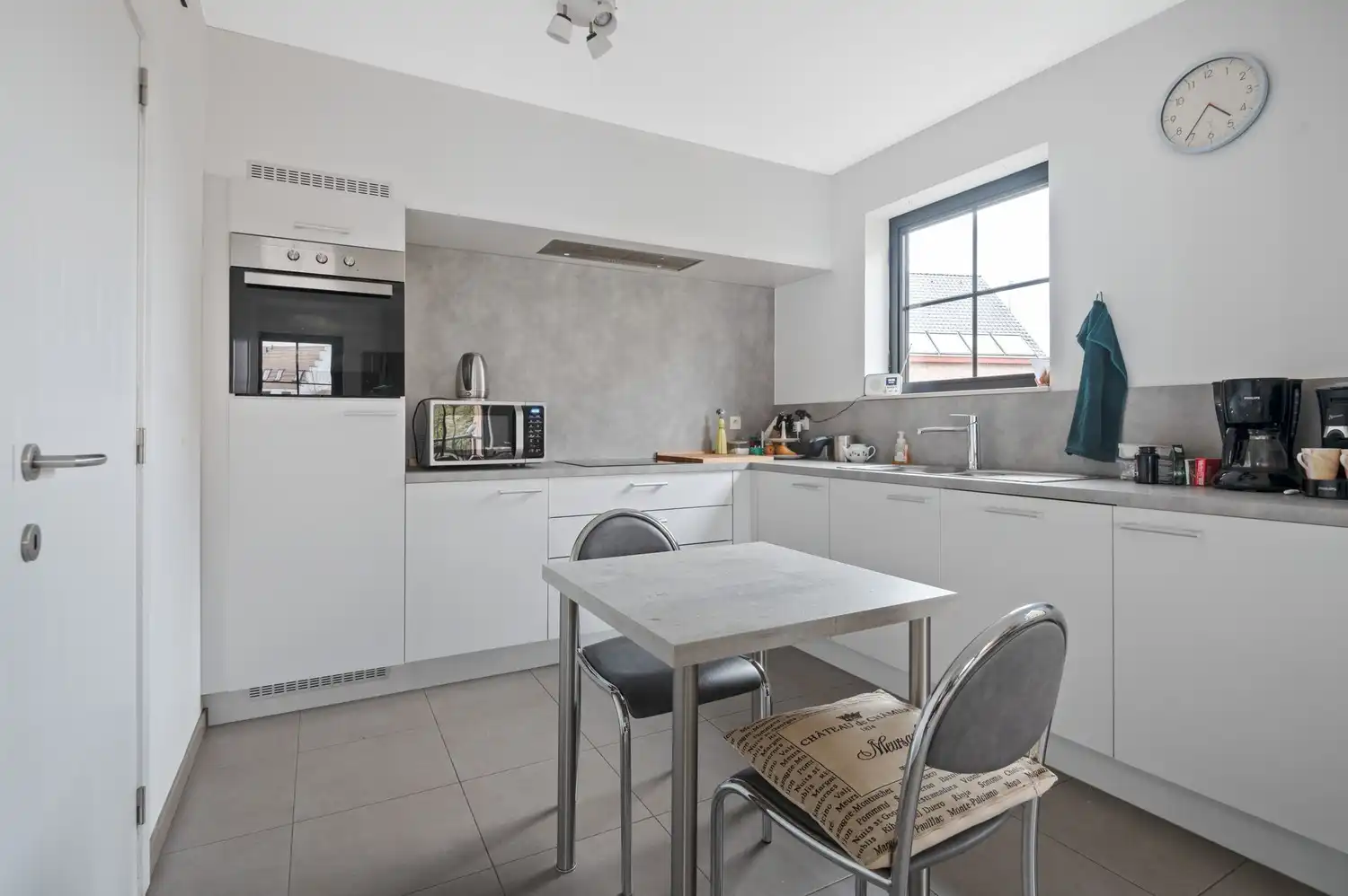 Instapklaar appartement met 2 slaapkamers, terras en ondergrondse staanplaats in Broechem! foto 6