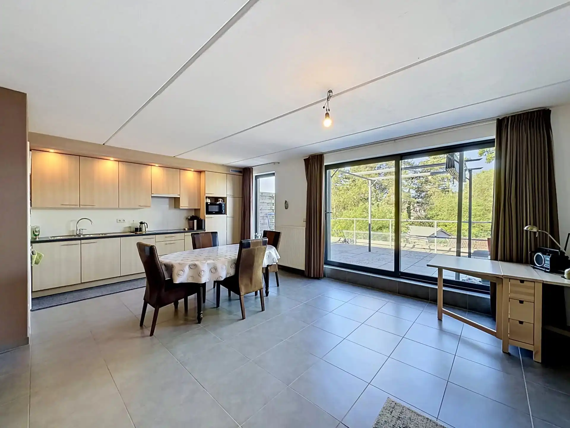 Ruim appartement met 2 slaapkamers, groot terras en staanplaats. foto 5