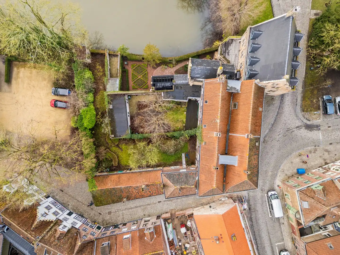 Unieke en idyllische hoekwoning nabij Minnewaterpark en historisch Brugge foto 6