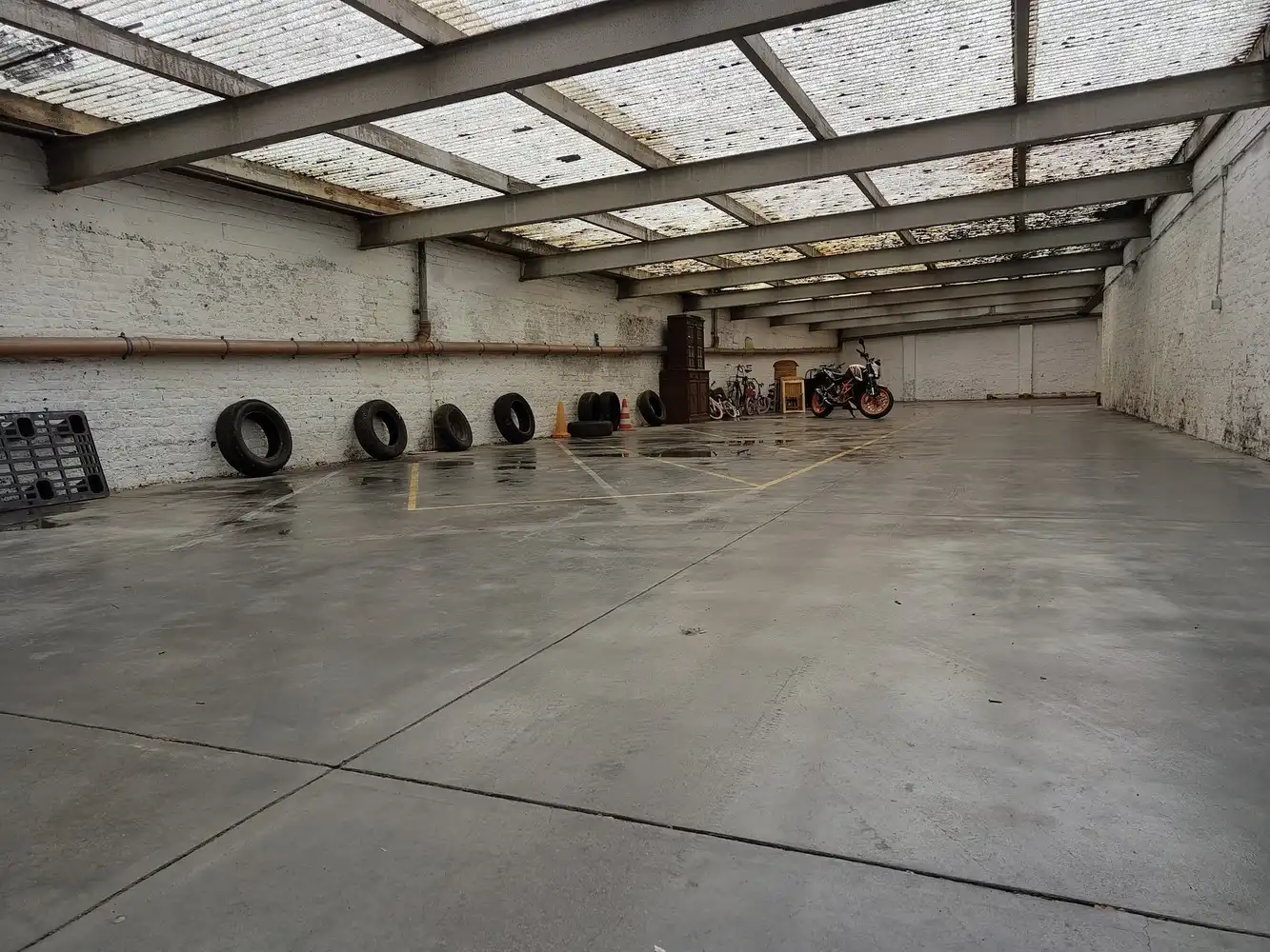 Overdekte staanplaats in gemeenschappelijke garage centraal gelegen tussen Avenue Louise en Hallepoort foto {{pictureIndex}}