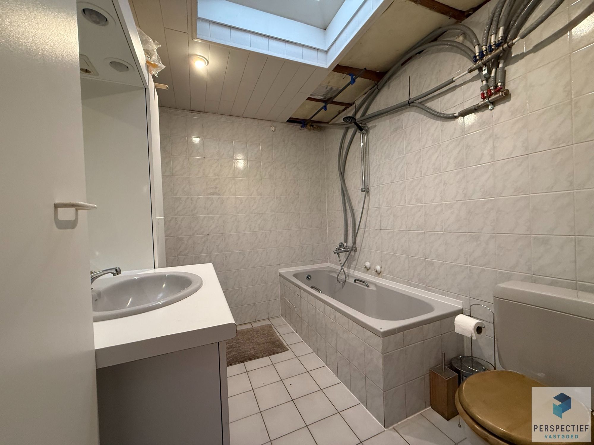 Gezinswoning met 3 slaapkamers, diepe tuin en enorm veel potentieel. foto 11