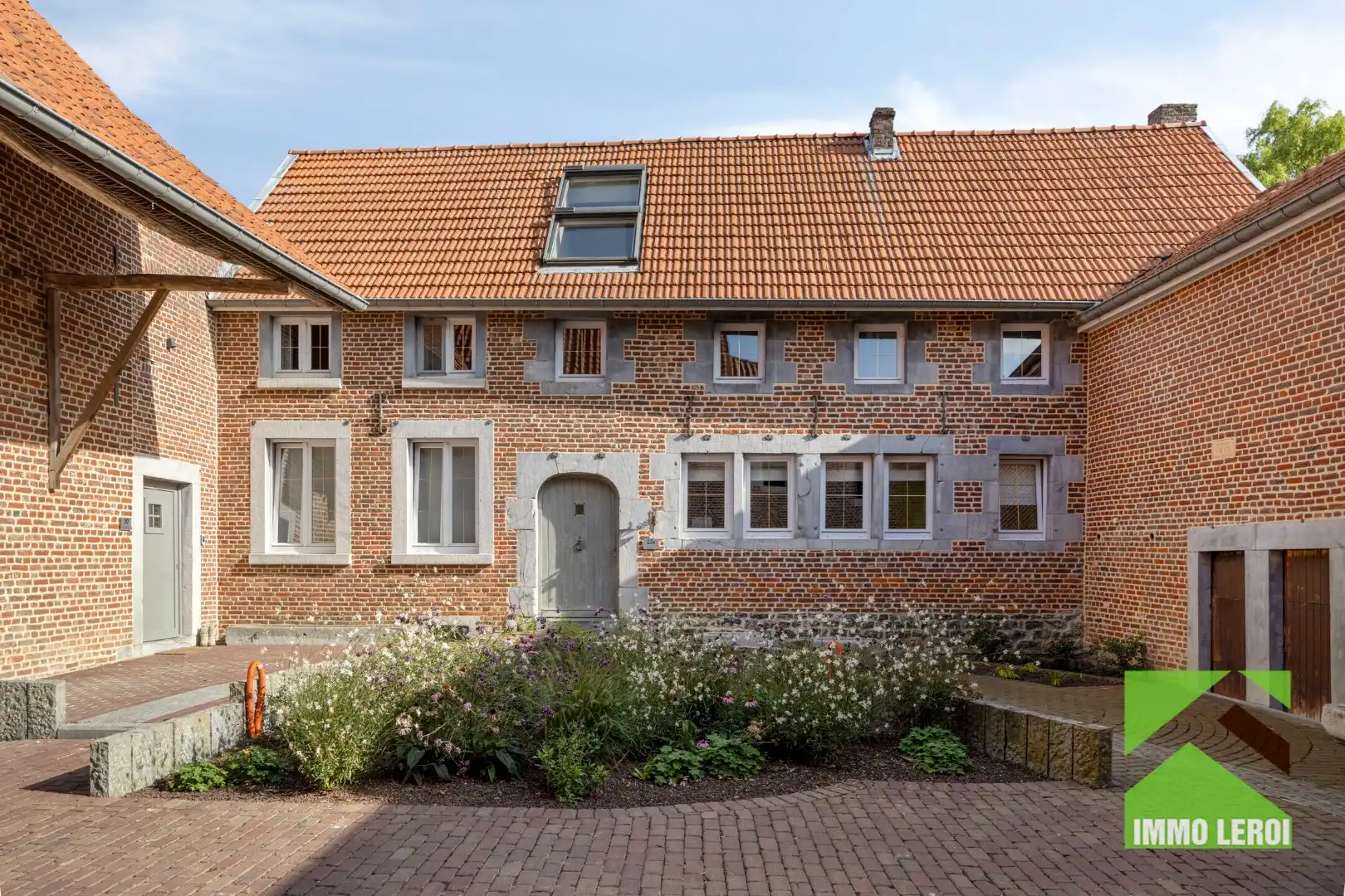 Prachtige hoevewoning met binnenkoer, stalling en tuin in Haspengouwse vierkantshoeve foto 2