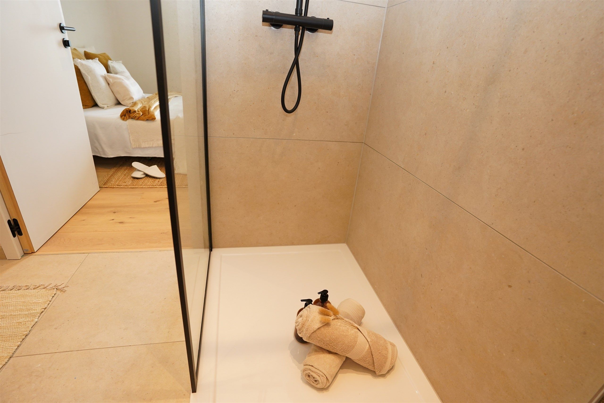 Moderne instapklare halfopen nieuwbouwwoning met plafondhoge foto 26