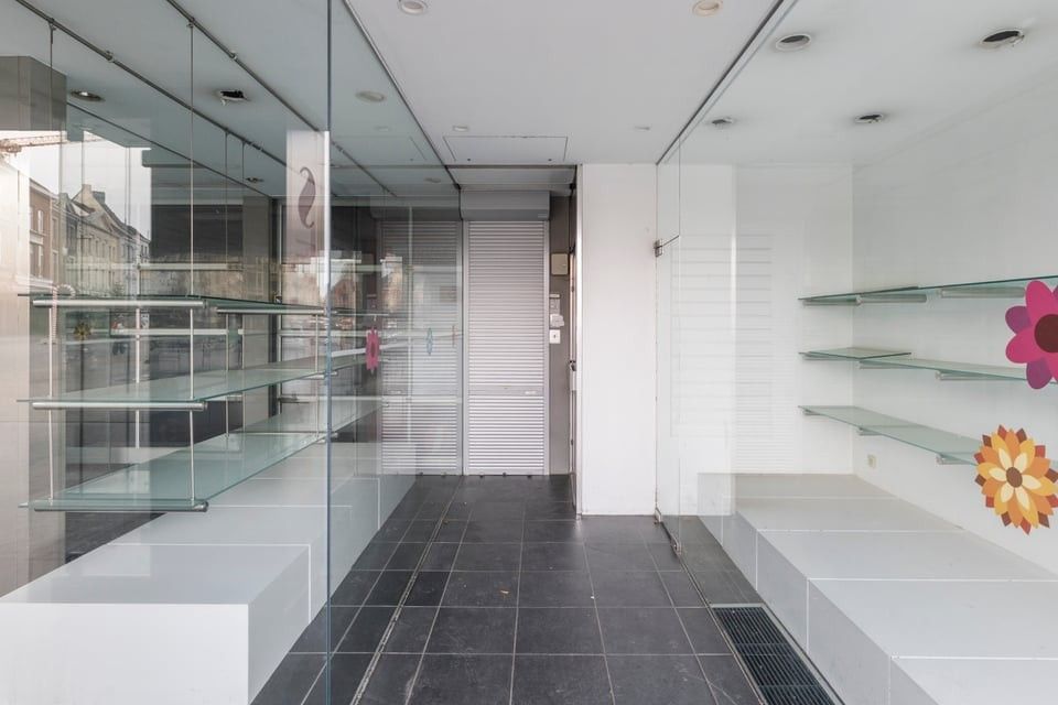 ICONISCH HANDELSPAND MET LUXUEUZE WOONST OP DE GROTE MARKT VAN SINT-TRUIDEN foto 32