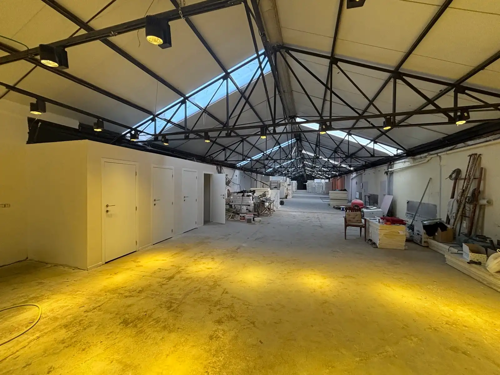 Handelsgelijkvloers te huur tegenover Carrefour Borsbeek foto 5