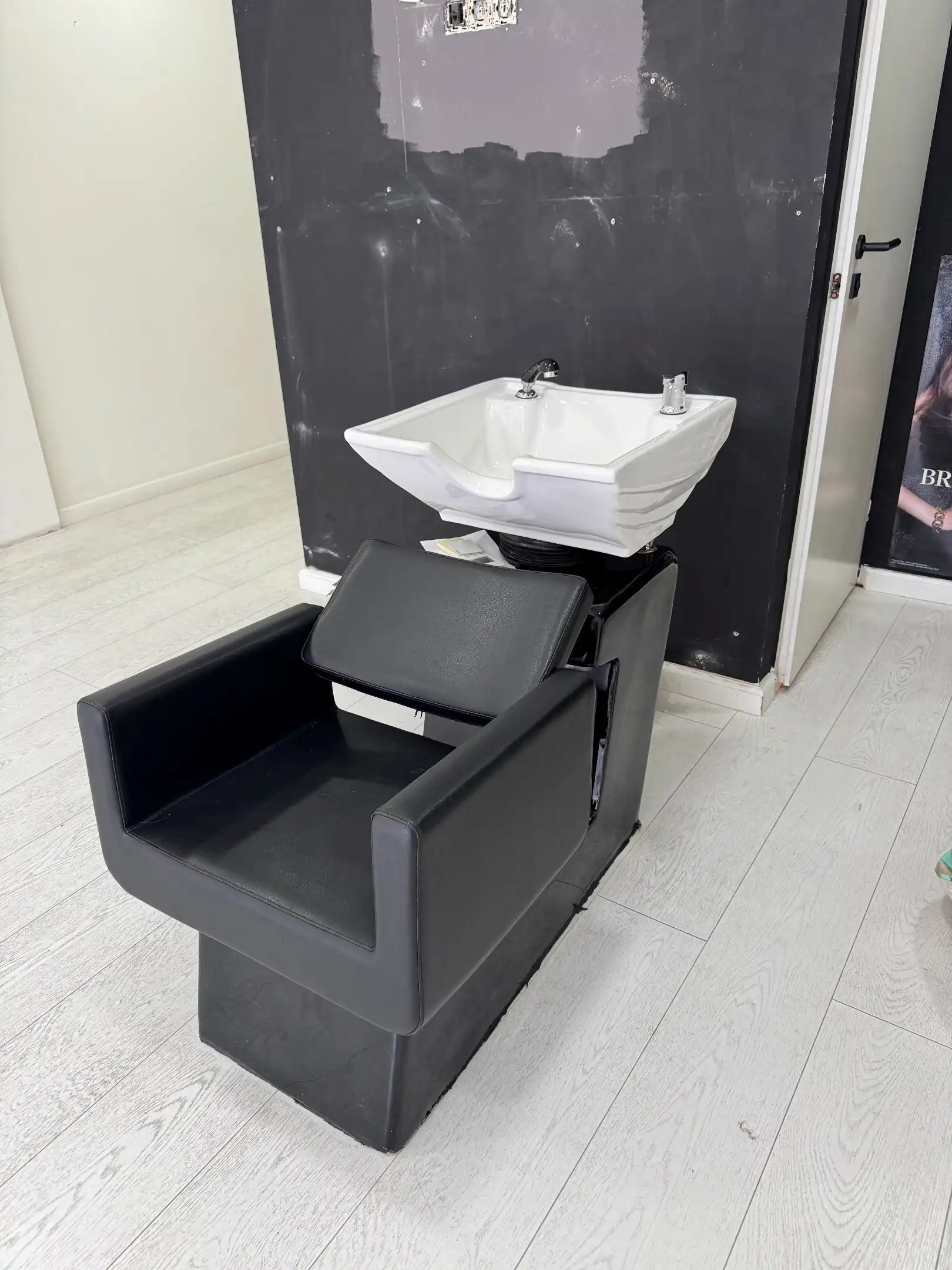 Handelsruimte in het hartje van Genk foto 7