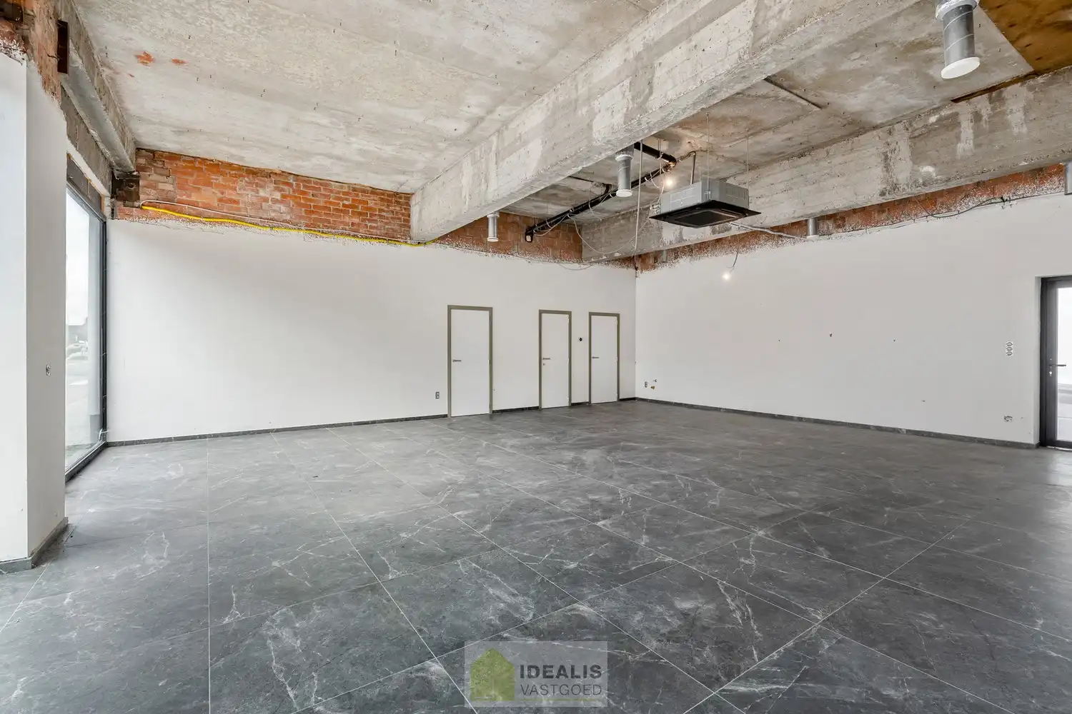 IDEALIS VASTGOED - HANDELSRUIMTE MET TAL VAN MOGELIJKHEDEN OP EEN TOPLOCATIE NABIJ HET CENTRUM VAN HEPPEN (LEOPOLDSBURG)! Dit handelspand van +- 90m² is gelegen langs de Diestersteenweg waardoor het een toplocatie is om handel te drijven met parkeergelegenheid achter het pand. Gemakkelijk te bereiken te voet, per auto én openbaar vervoer en gelegen op een absolute zichtlocatie langs een drukke doorgansweg en nog volledig naar eigen smaak af te werken en in te richten! foto 11