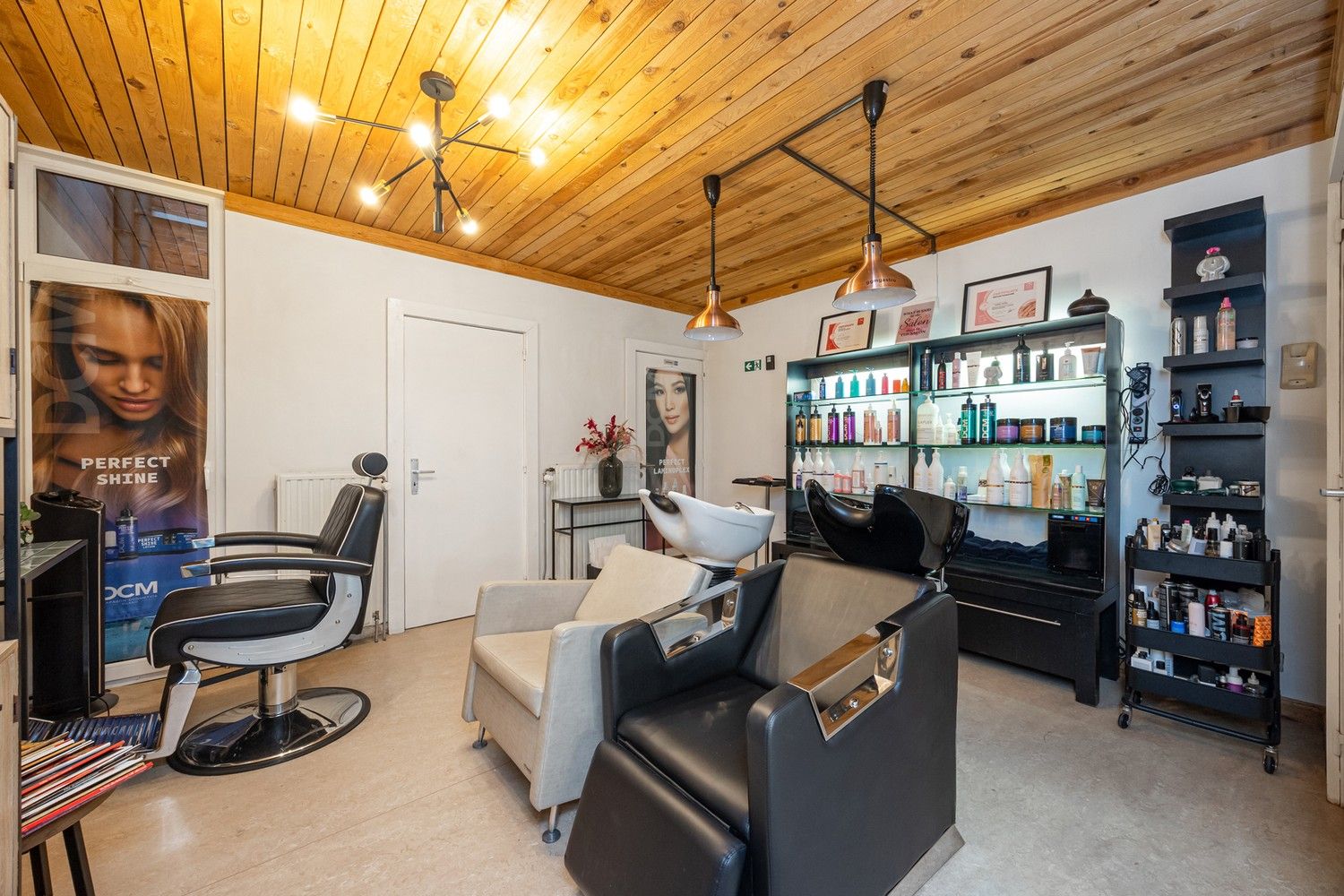 Op te frissen opbrengsteigendom comm. ruimte + 2 app. foto 3