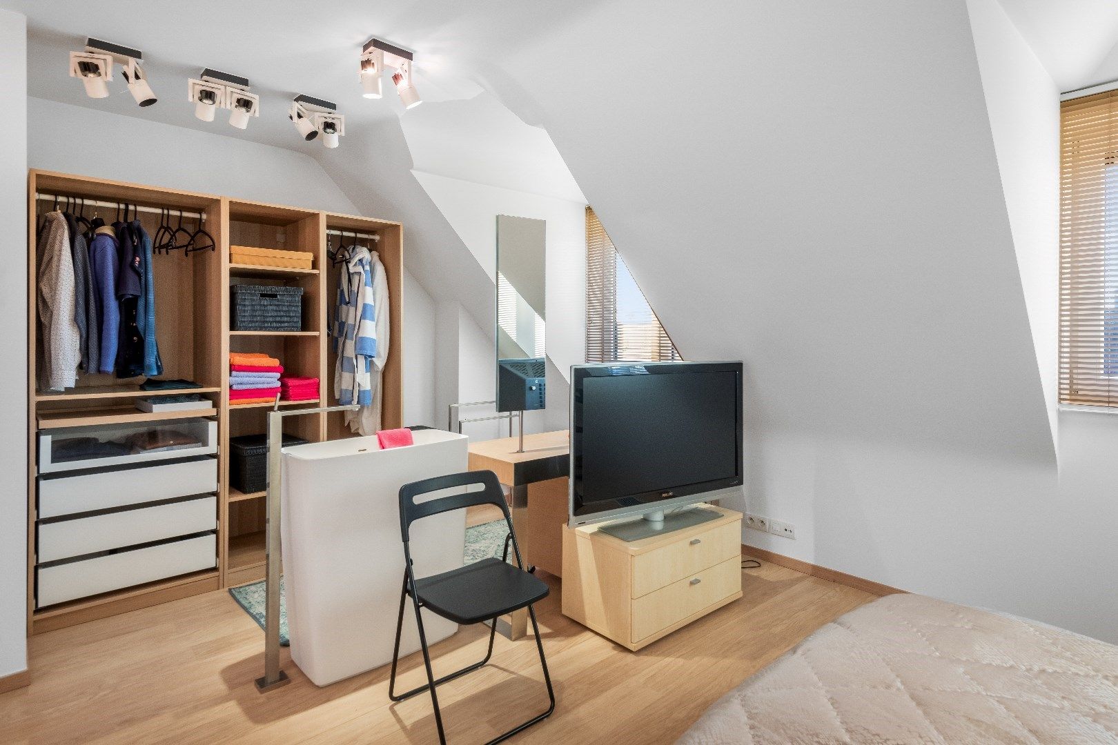 Ruim en lichtrijk doorzonappartement gelegen aan de zonnekant van de Lippenslaan foto 13