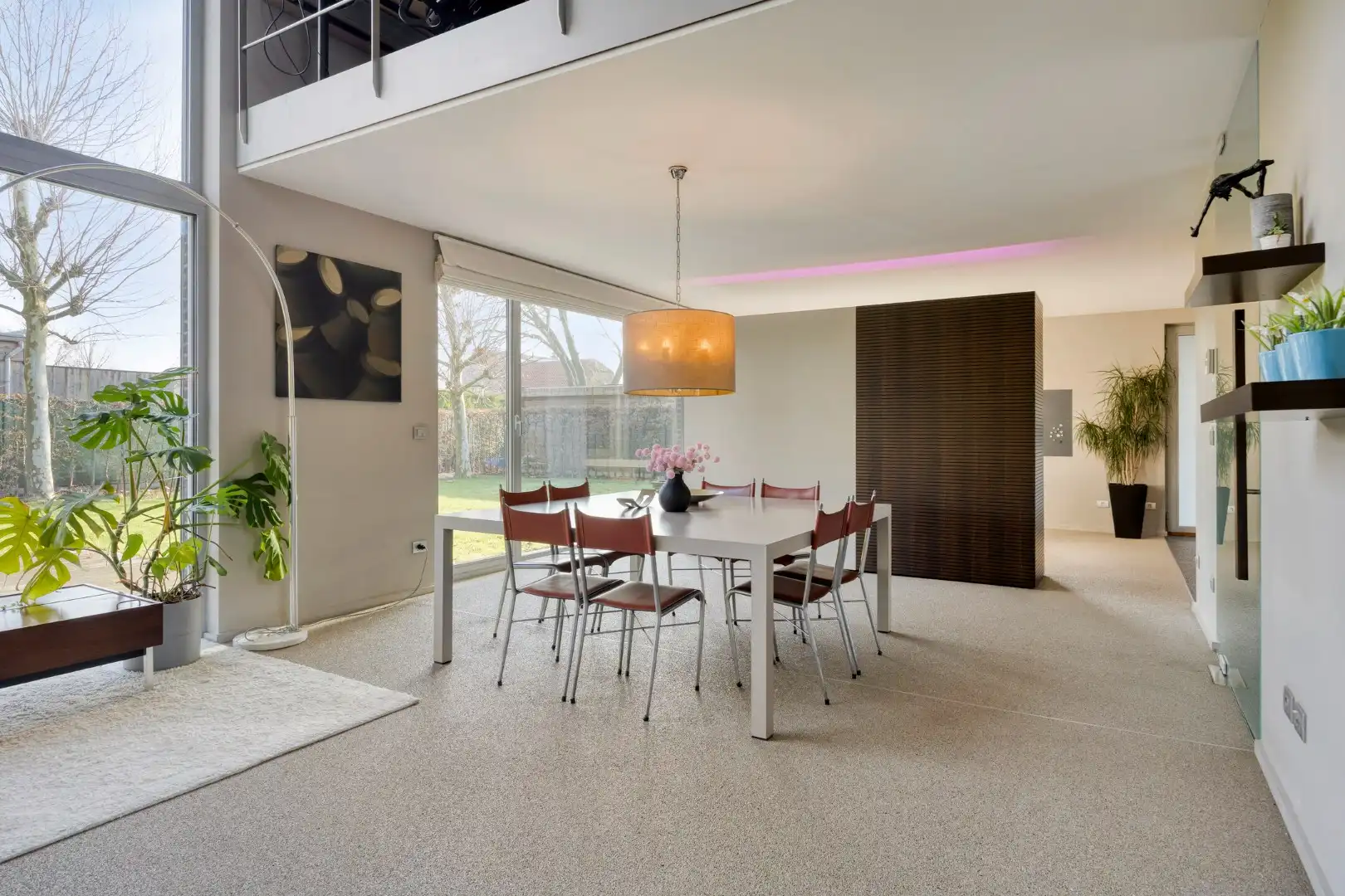 Moderne, ruim ingedeelde woning op een mooi perceel van 13 are met zwembad. foto 8