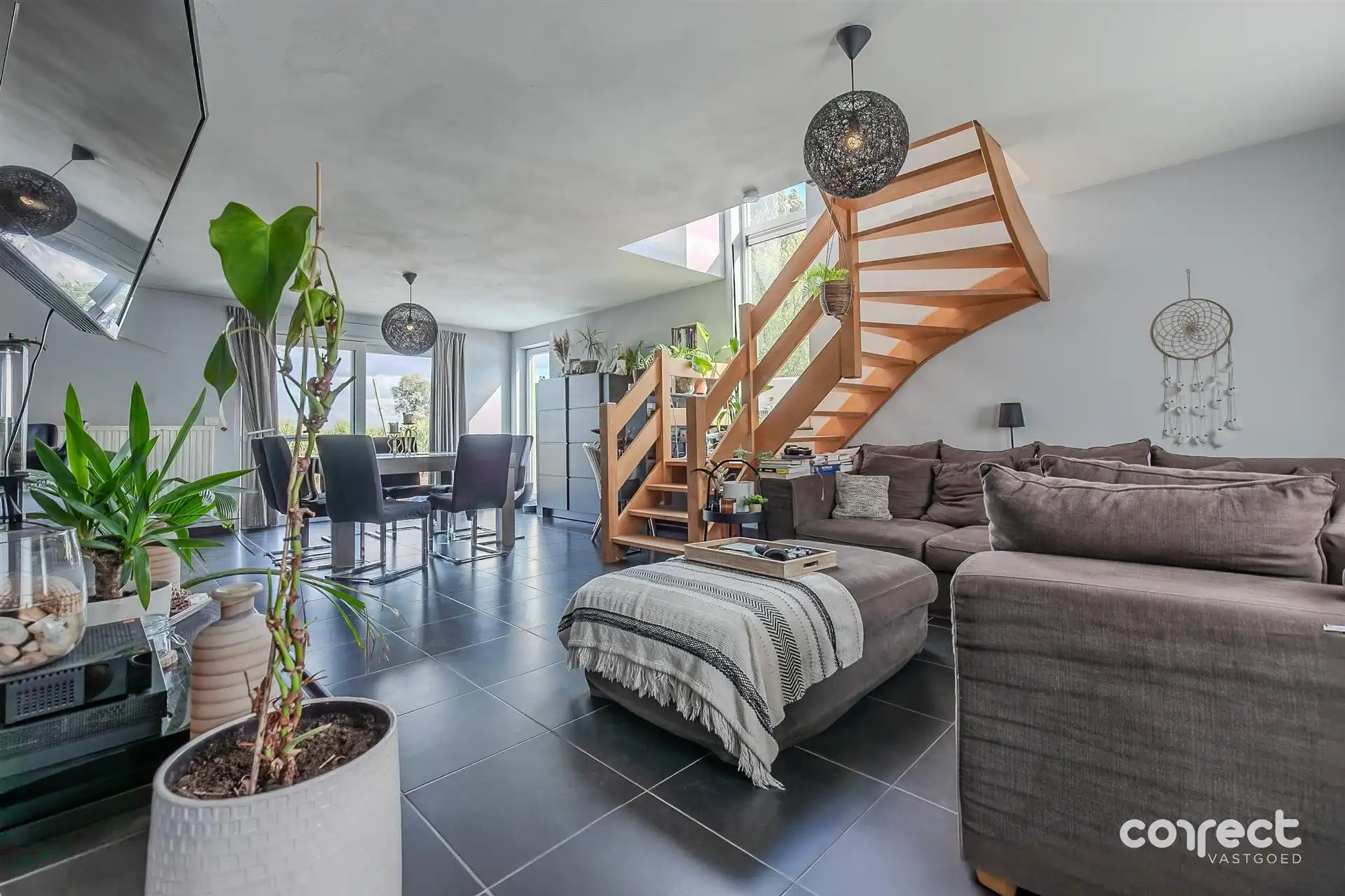 Op een perceel van 1.023 m² bevindt zich deze ruime villa met vier slaapkamers, rustig gelegen in Pervijze.  foto 4