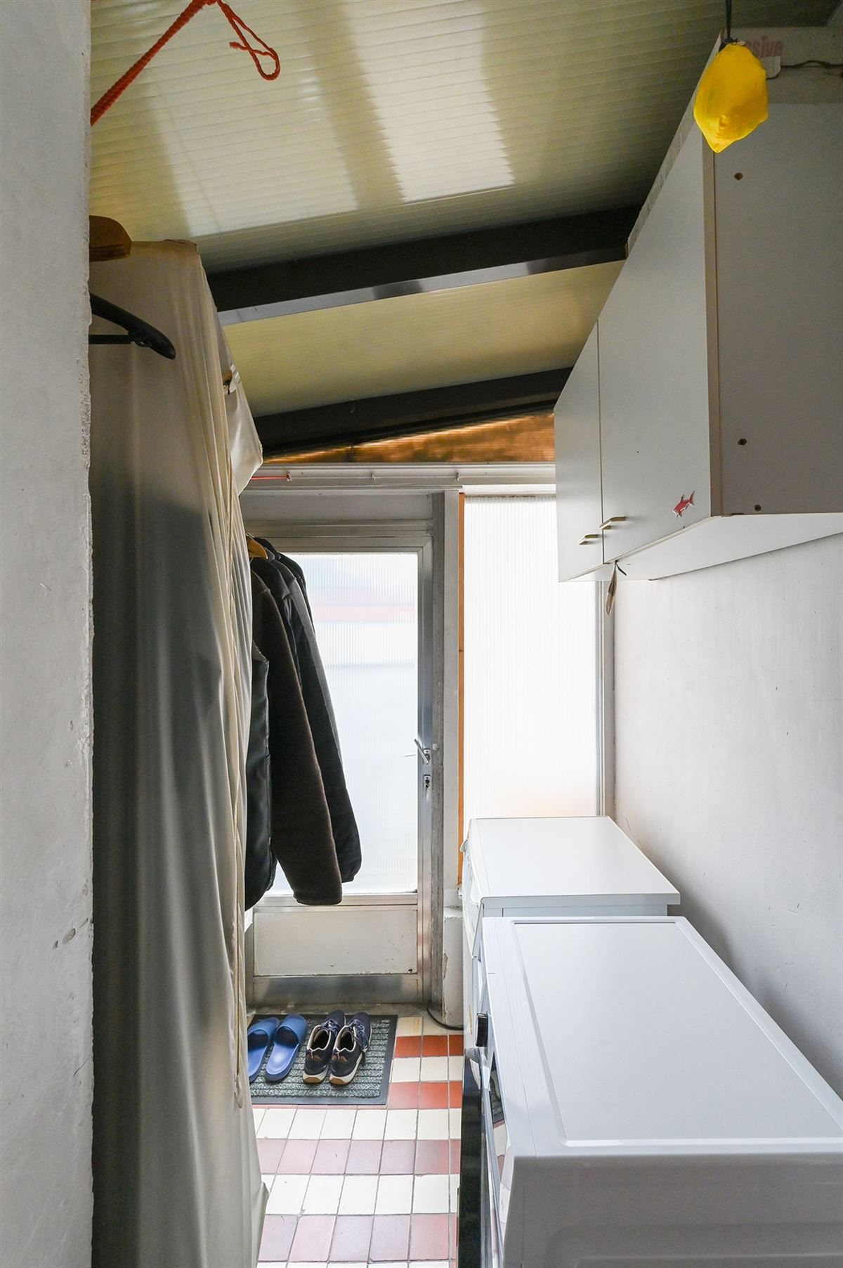Gelegen in de rustige Voogdijstraat, op wandelafstand van het centrum van Duffel, vind je deze eerlijke, goed onderhouden woning boordevol mogelijkheden. De huidige huurder heeft ze jarenlang met zorg bewoond, maar een frisse wind – en een beetje lie foto 18