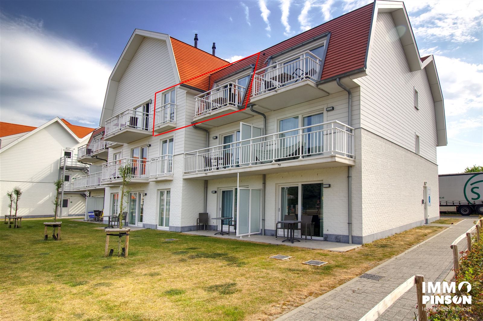 Een volledig uitgerust vakantieverblijf voor 5 personen in New England-stijl. foto {{pictureIndex}}