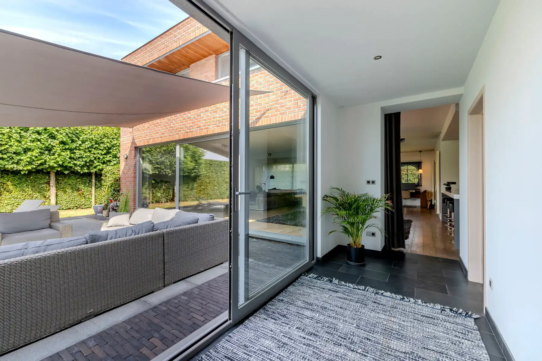 Moderne villa met zwembad op 1.282m² foto 18