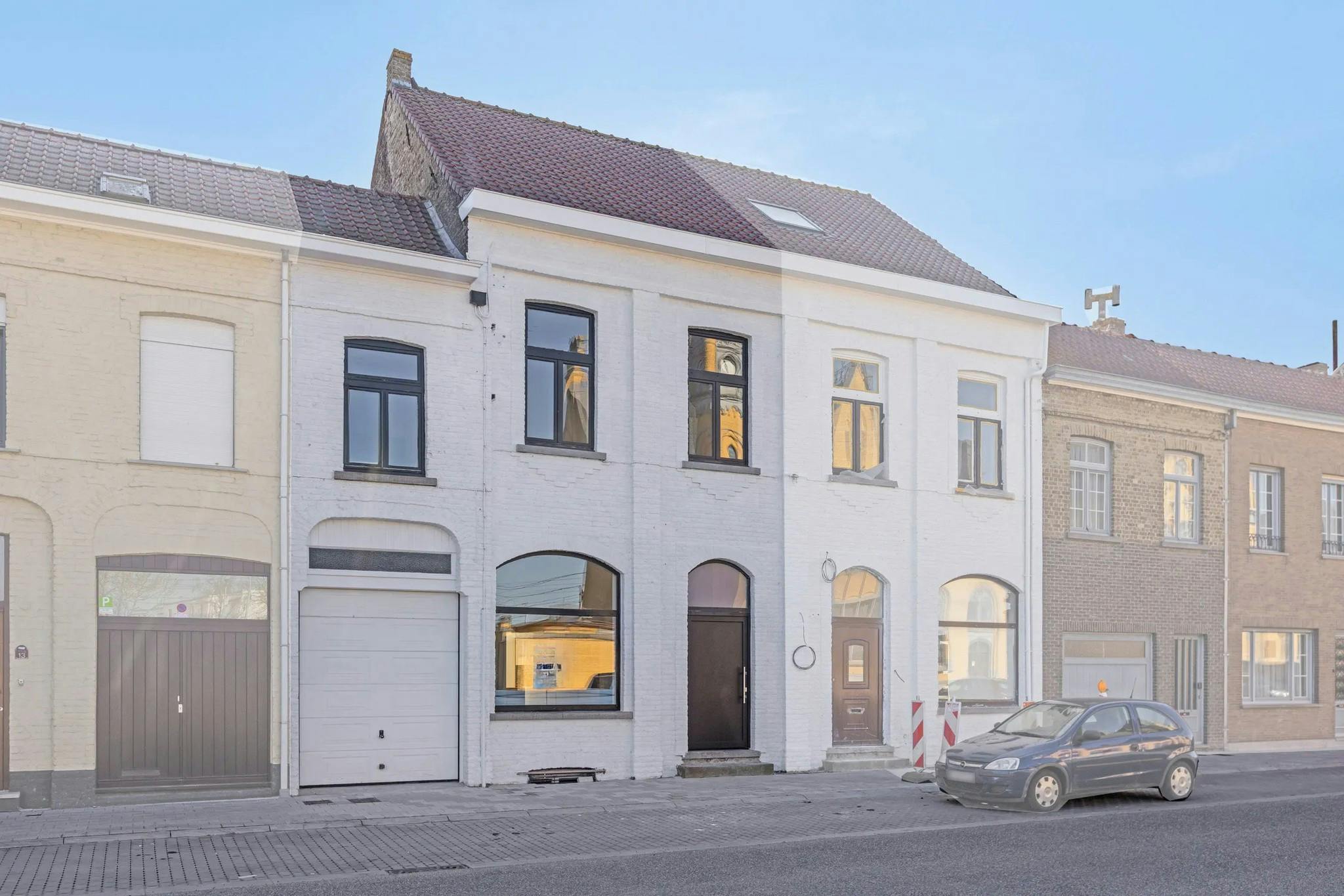 Instapklaar huis met 3 slaapkamers, garage en tuin in Veurne foto {{pictureIndex}}