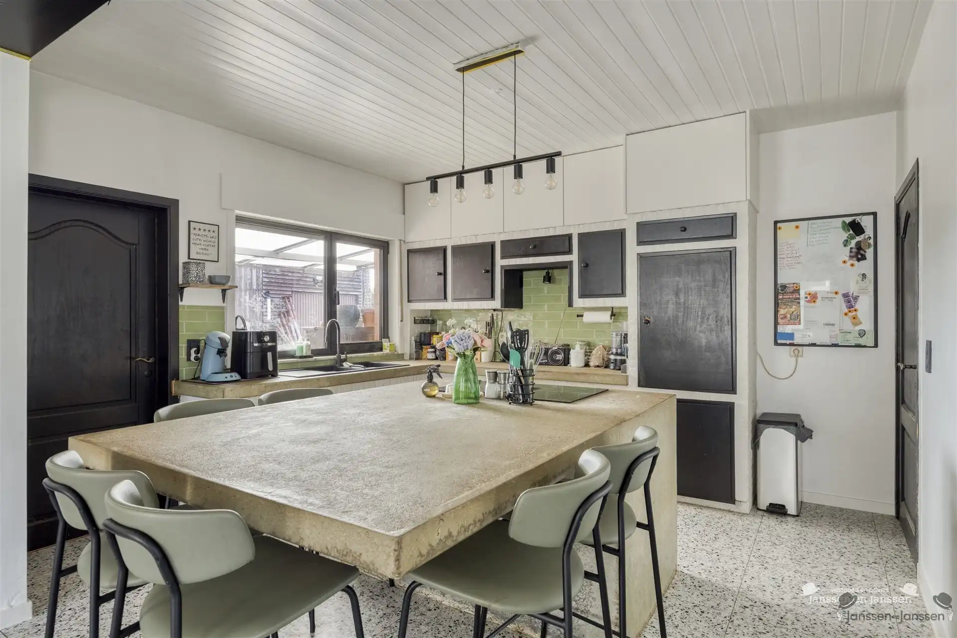 Rustig gelegen bungalow met grote tuin foto 7