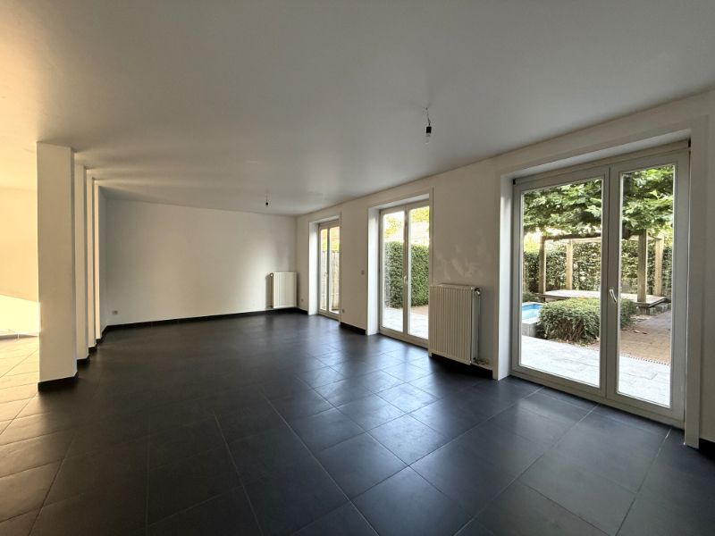 Rustig gelegen woning met mooie tuin en carport foto 5