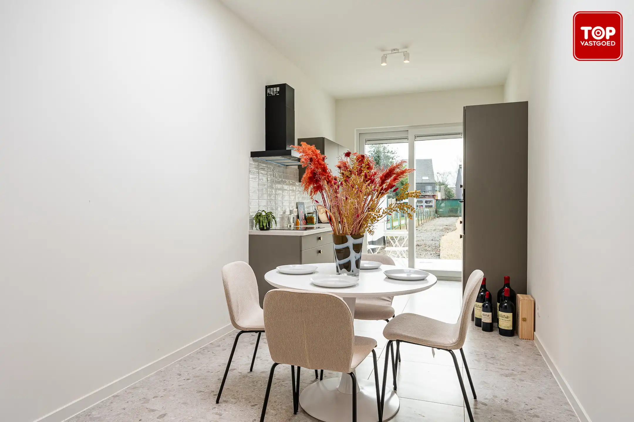 Totaal gerenoveerde woning met 3 slaapkamers, tuin en garage.  foto 7