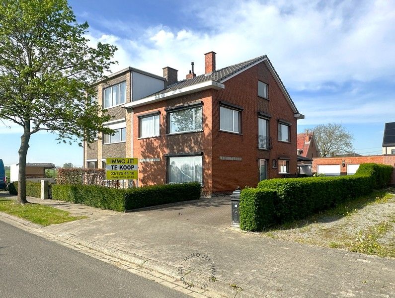 Hoofdfoto van de publicatie: Halfopen bebouwing met 4 slaapkamers, dubbele garage en tuin