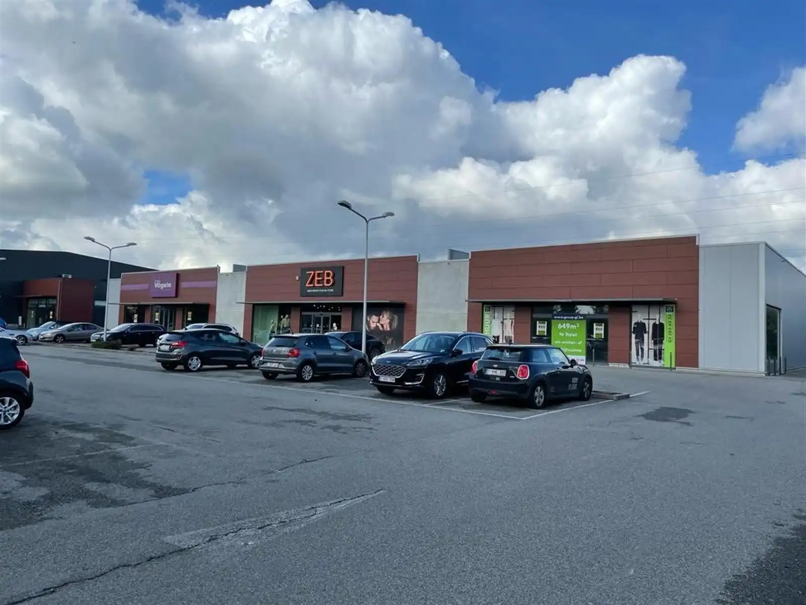 Baanwinkel te koop met parking – Lanaken foto 5