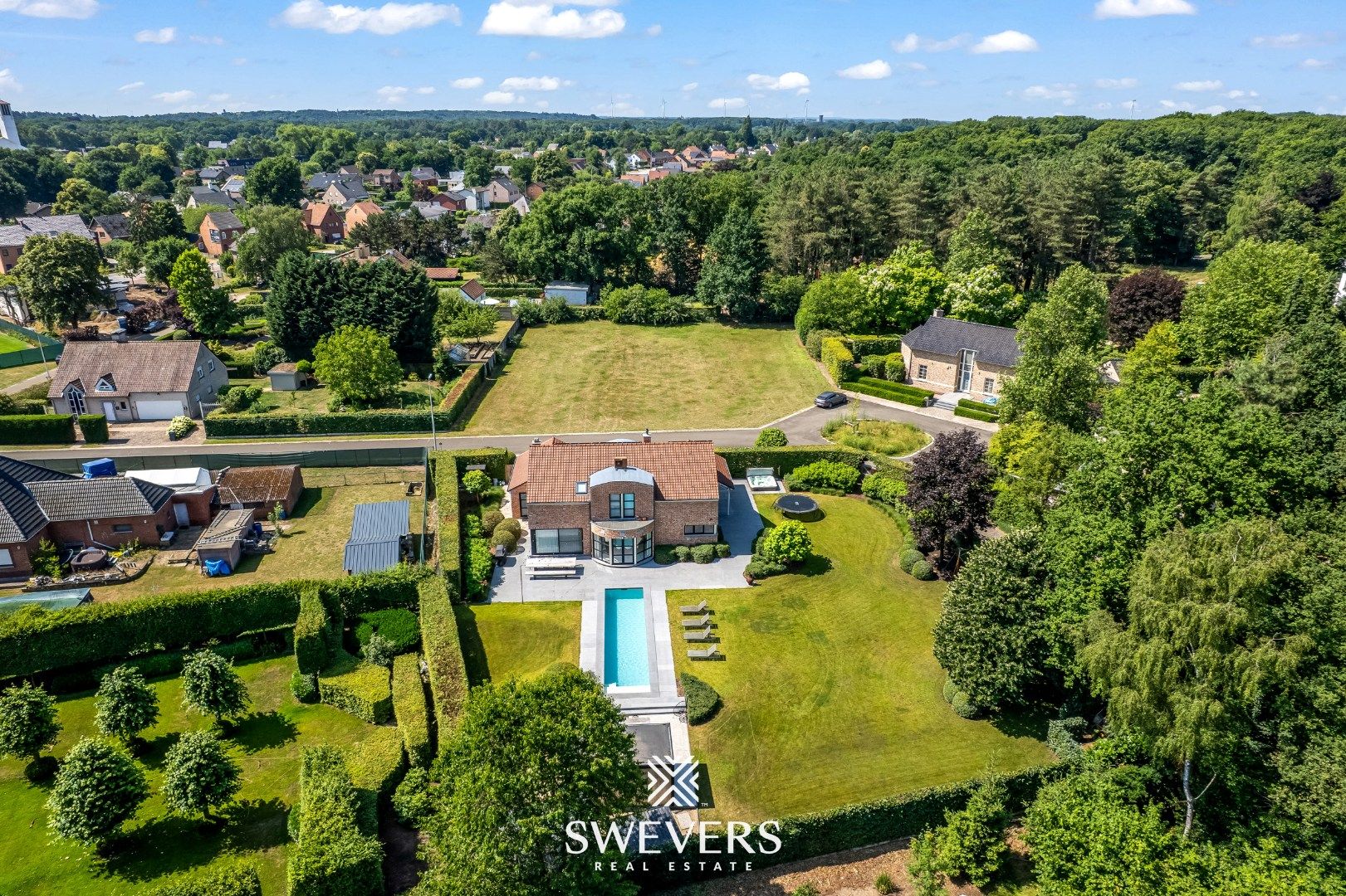 Ruime luxueuze villa met zwembad op prachtig perceel in residentiële wijk Kayenberg foto {{pictureIndex}}