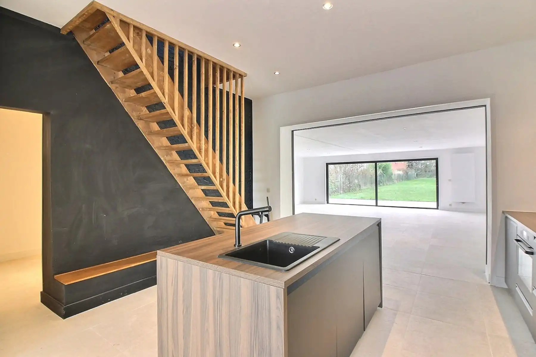 Riante woning met 4 kamers en grote tuin foto {{pictureIndex}}