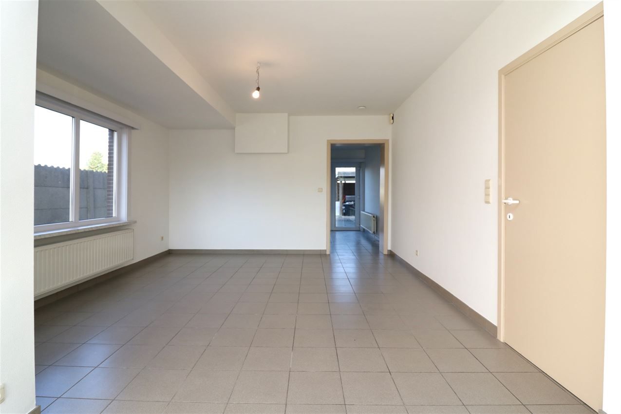 Woning met 2 slpk, terras, autostaanplaats onder de carport foto 34