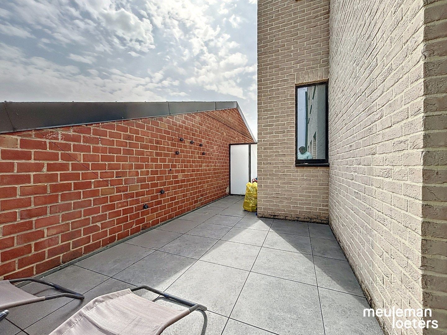 Lichtrijk appartement met terras en autostaanplaats foto 12