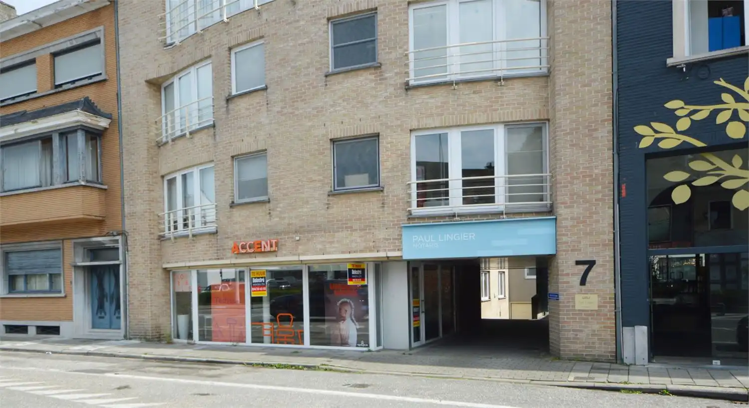 INSTAPKLAAR GELIJKVLOERS INCL. 3 PRIVE PARKINGS NABIJ E40 EN PARKLAAN foto 3