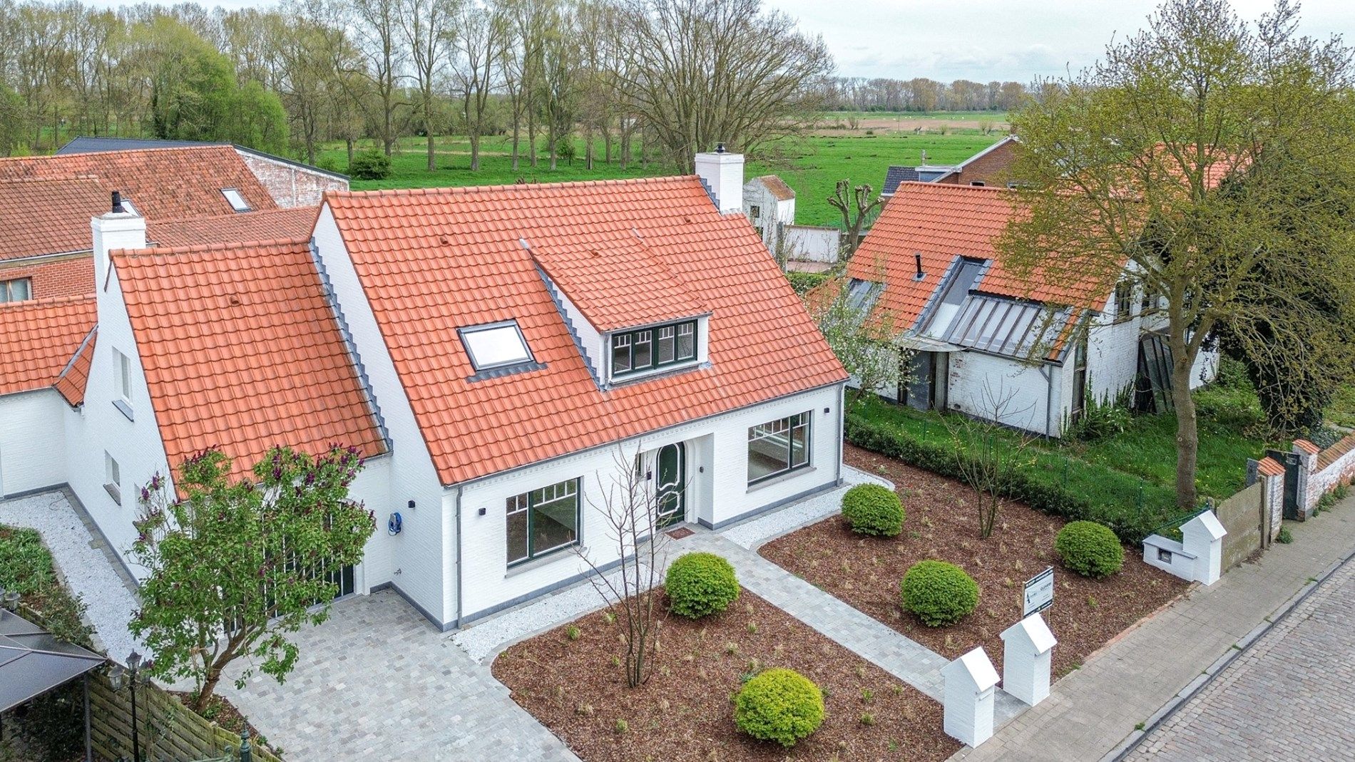 Prachtige gerenoveerde villa in het hart van Lissewege – wonen in stijl en comfort! foto 2