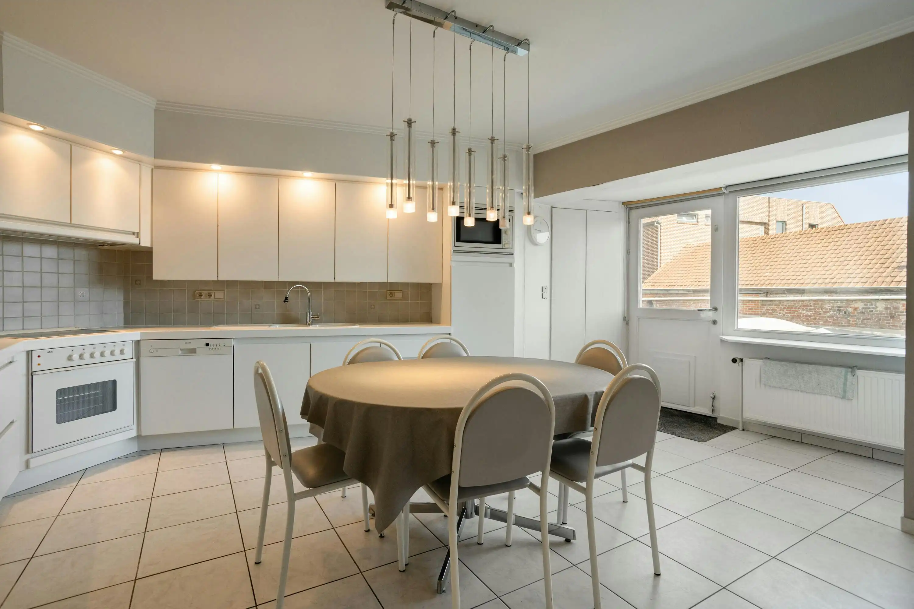 Ruim karaktervol huis van ca. 262 m² te Izegem. foto 4