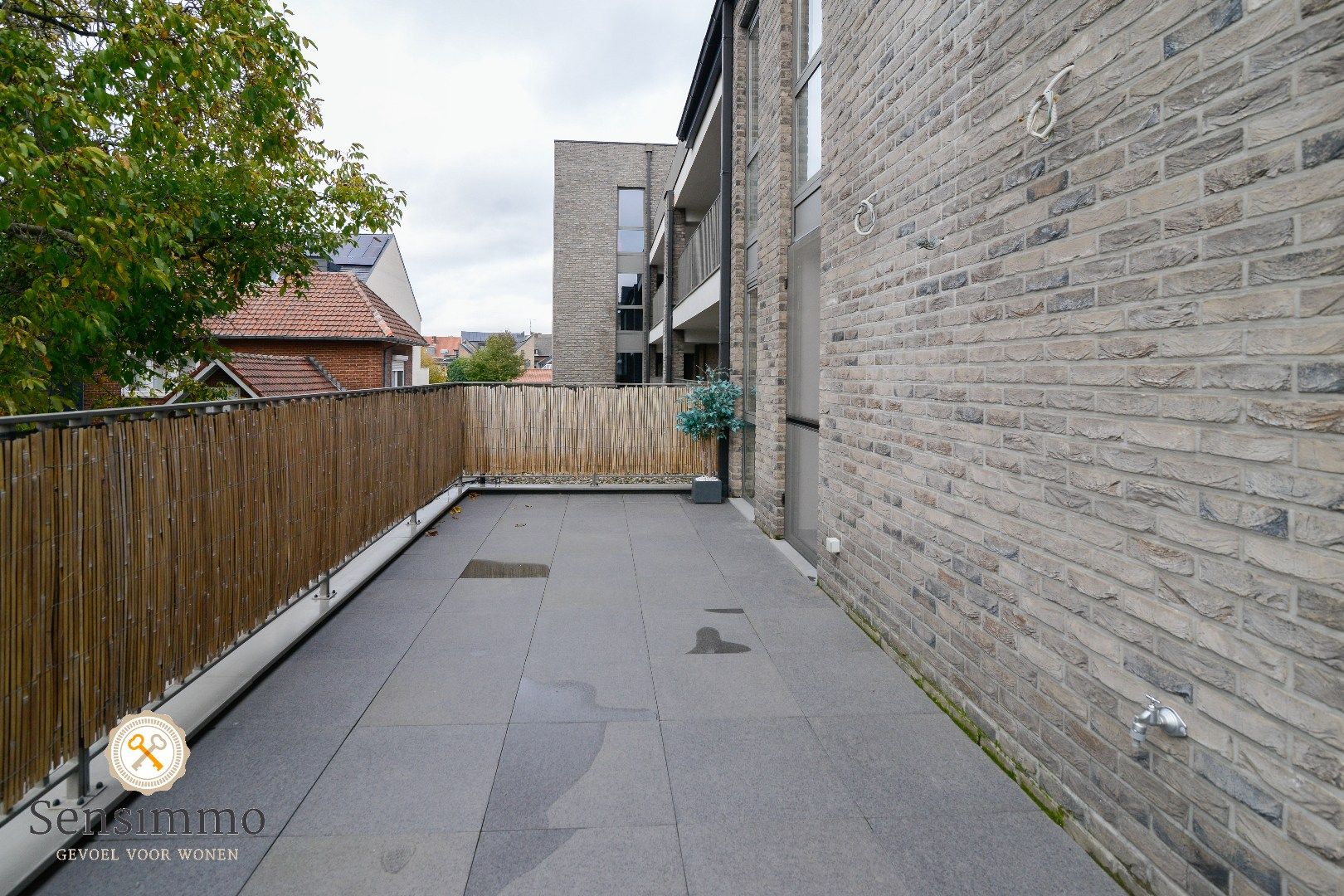 Modern en ruim appartement met 1 slaapkamer, dubbel terras en privé parking foto 22