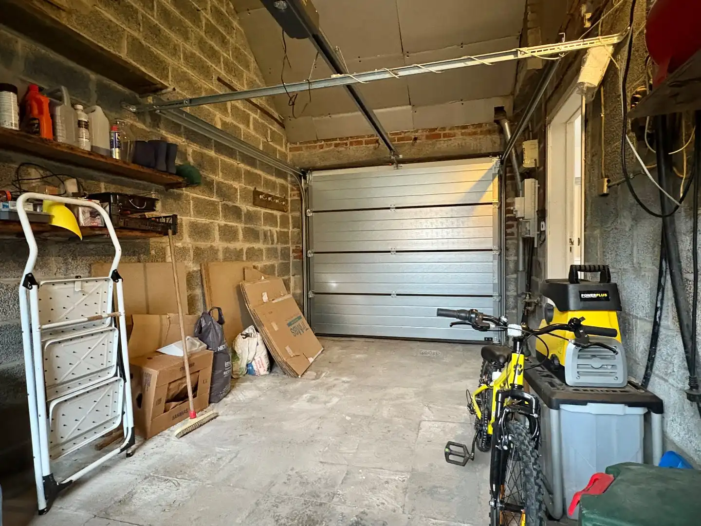 Stevige woning te koop met betonstructuur in Kuurne, waarvan het eerste verdiep al volledig gerenoveerd is.  foto 14