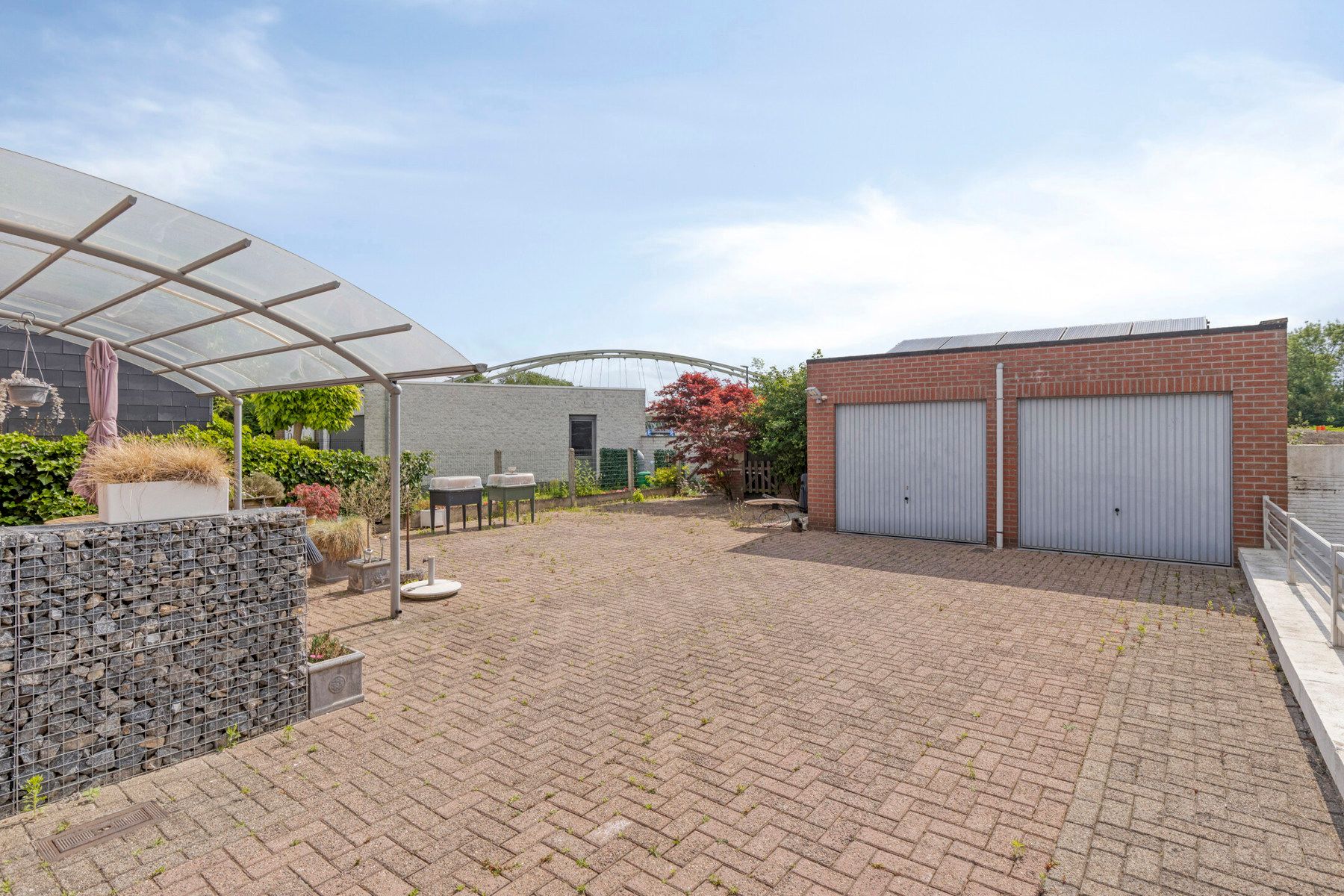 Rustig gelegen woning met 2 garages foto 14