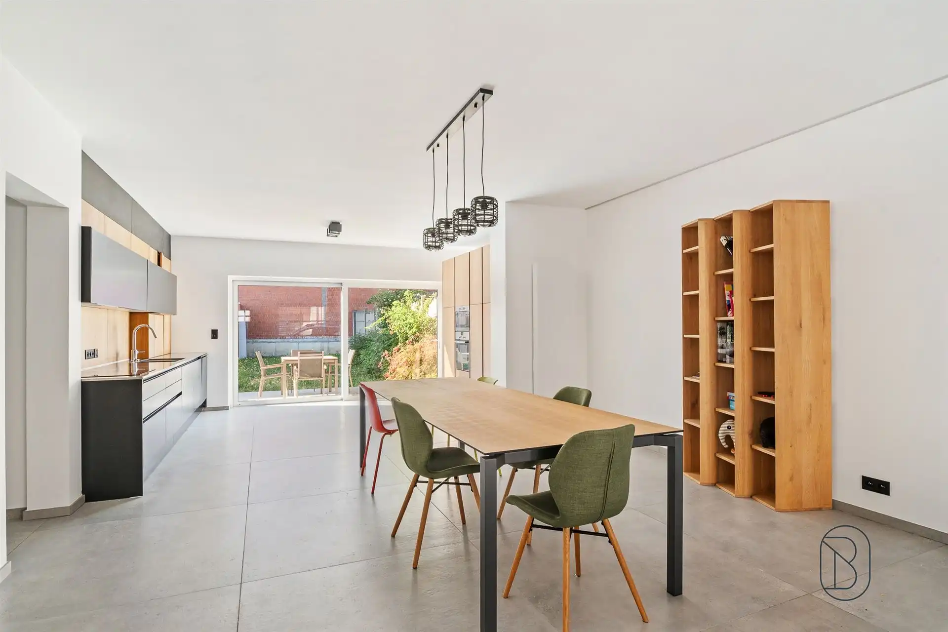 Toffe recente grote kwalitatieve woning met garage en tuin foto 3