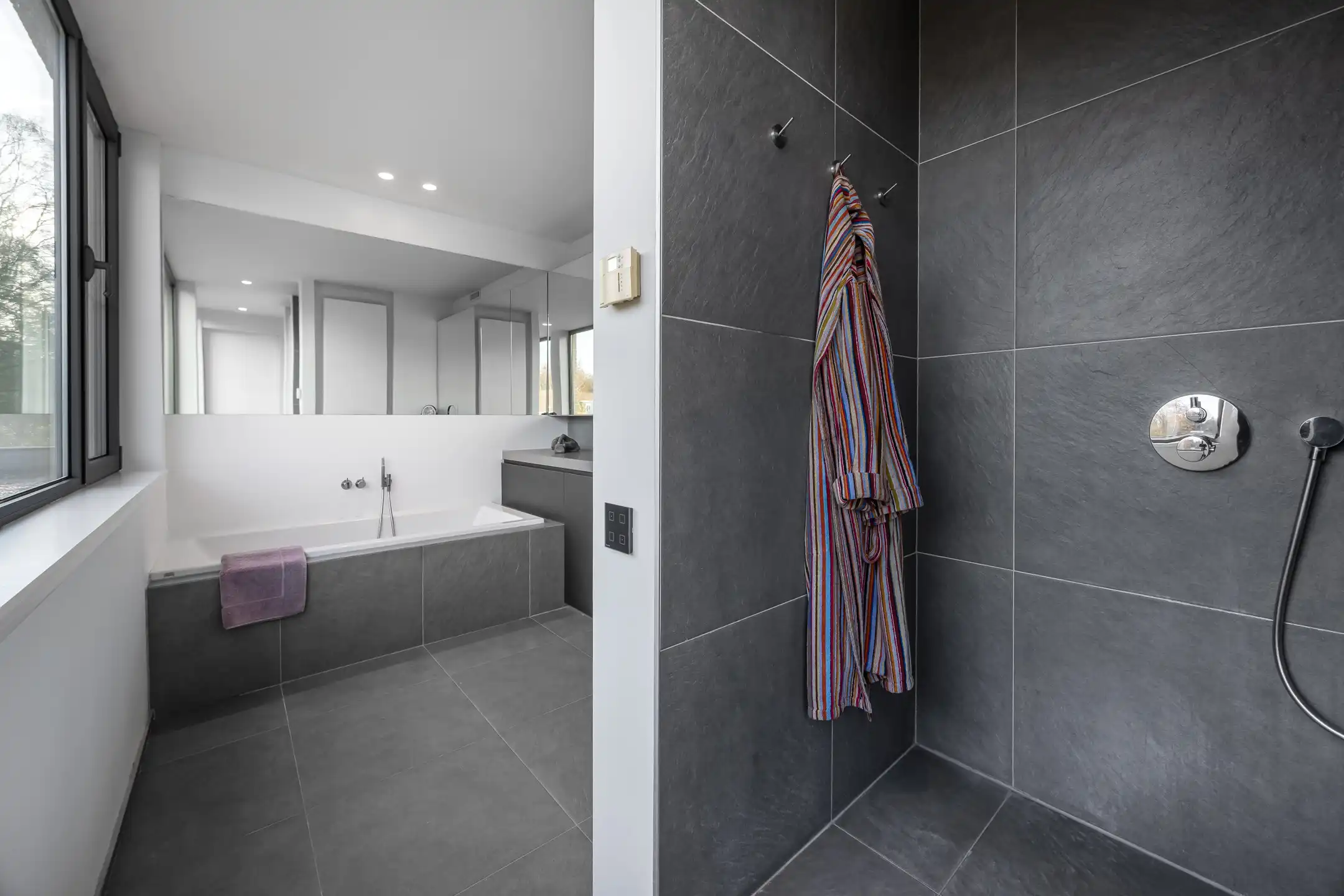 Luxueuze moderne villa met zwemvijver en prachtig poolhouse foto 45