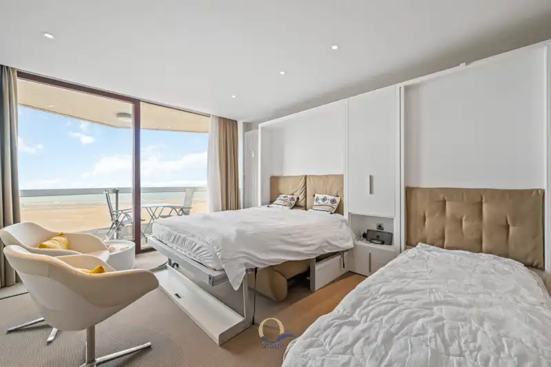 Subliem gerenoveerde studio met panoramisch zeezicht EN terras foto 8