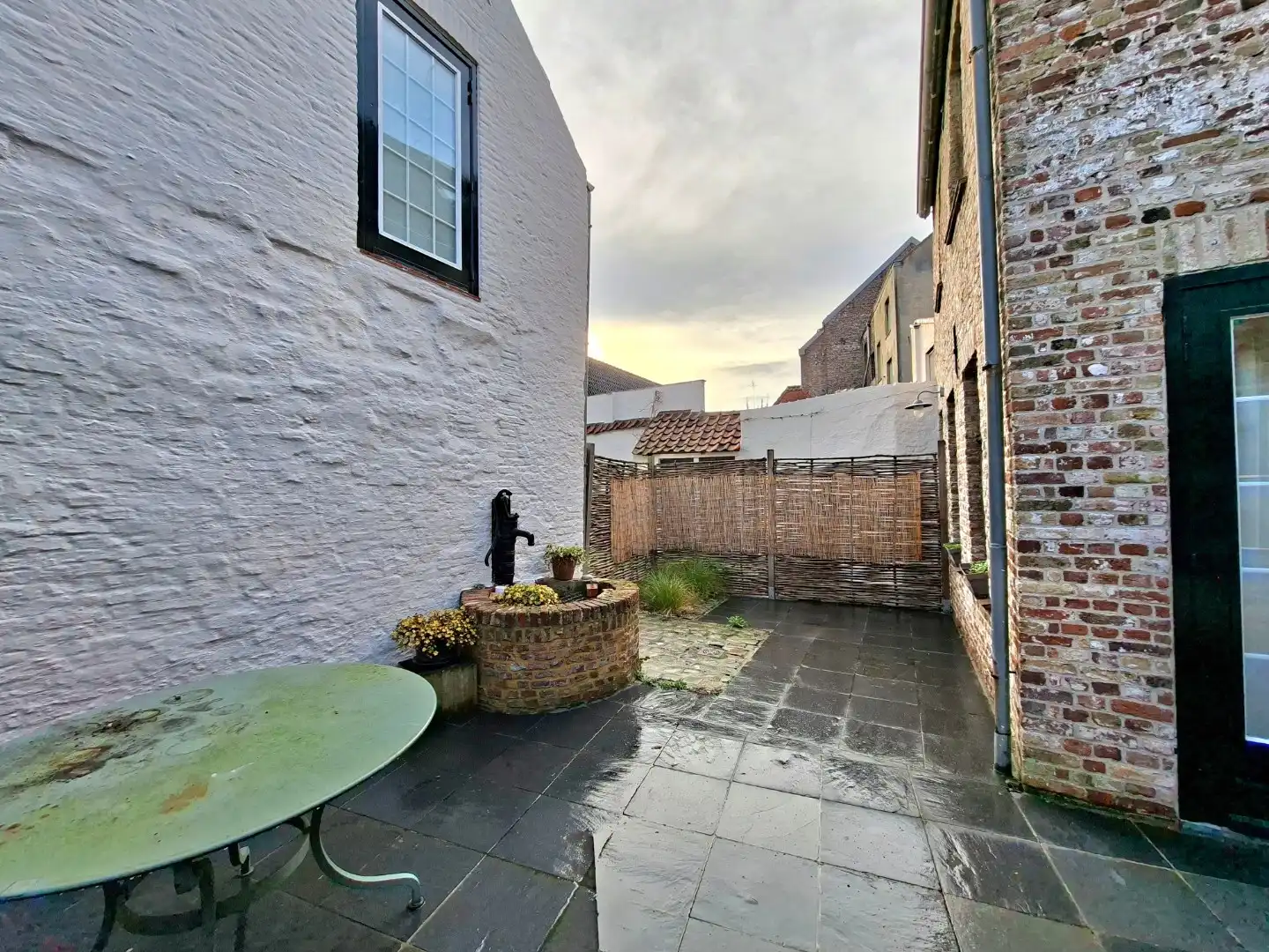 Typische Brugse woning met binnenpatio/tuintje foto 11