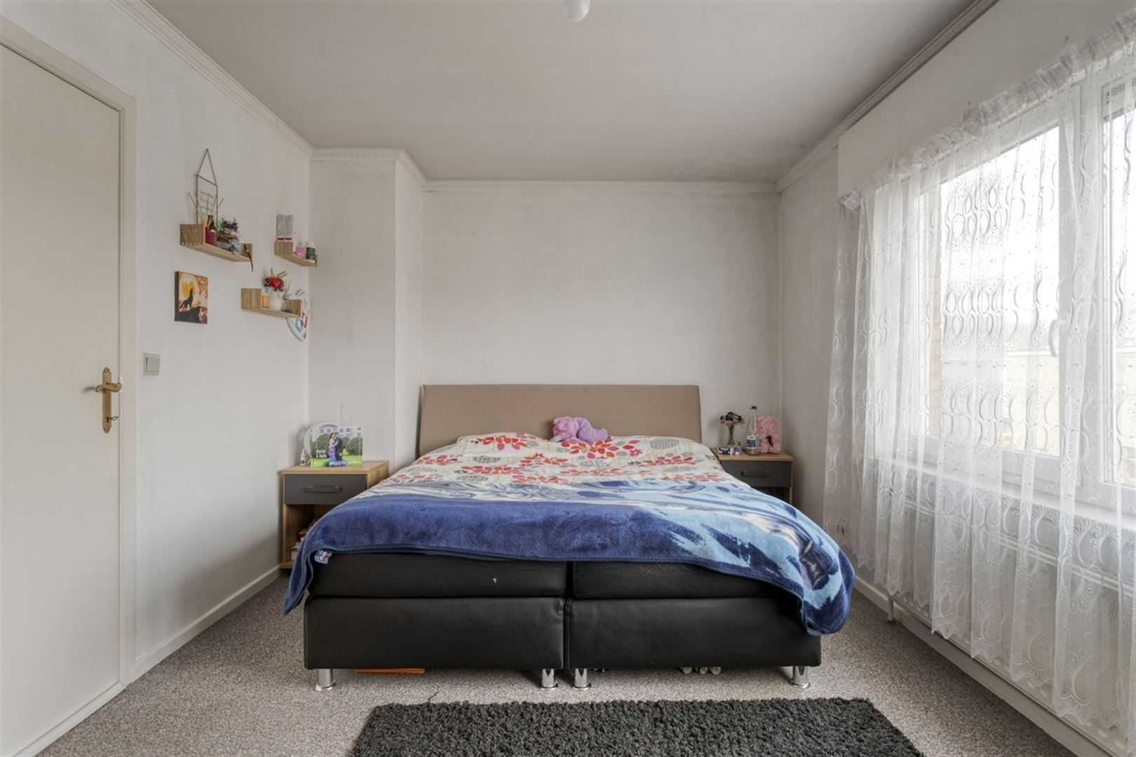 Ruime hoekwoning met 3 slaapkamers, grote zolder en 4 garages. foto 11